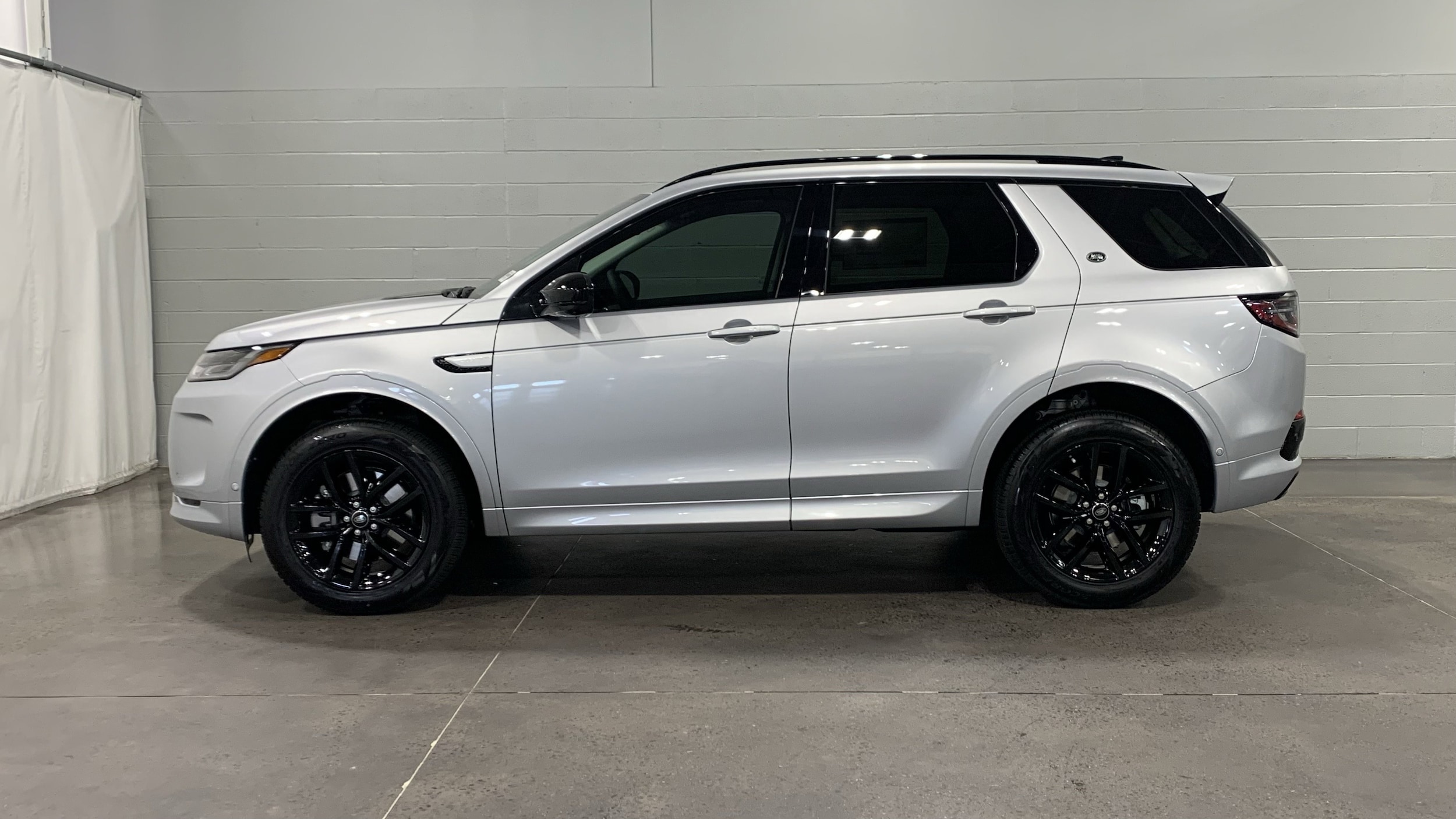 2025 Land Rover Discovery Sport S photo 6