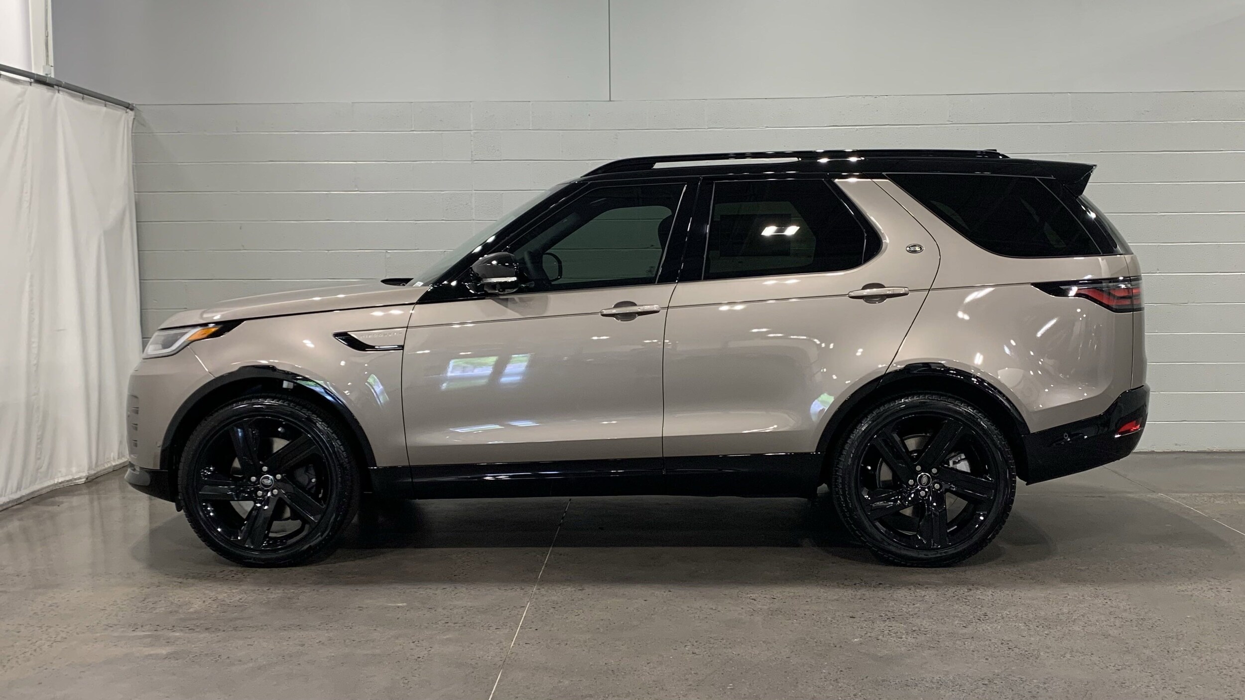 2025 Land Rover Discovery Dynamic SE photo 6