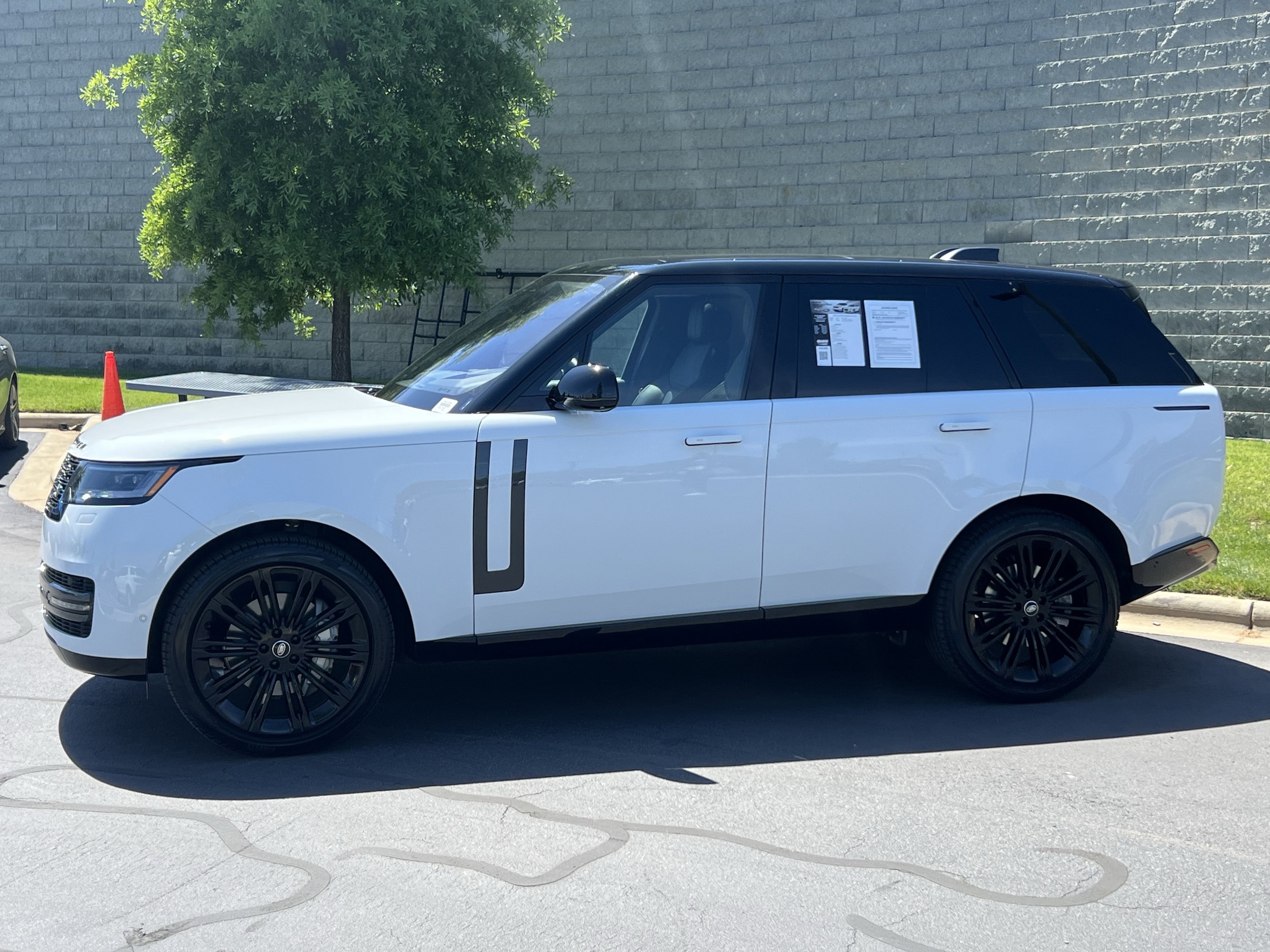 2022 Land Rover Range Rover SE photo 2