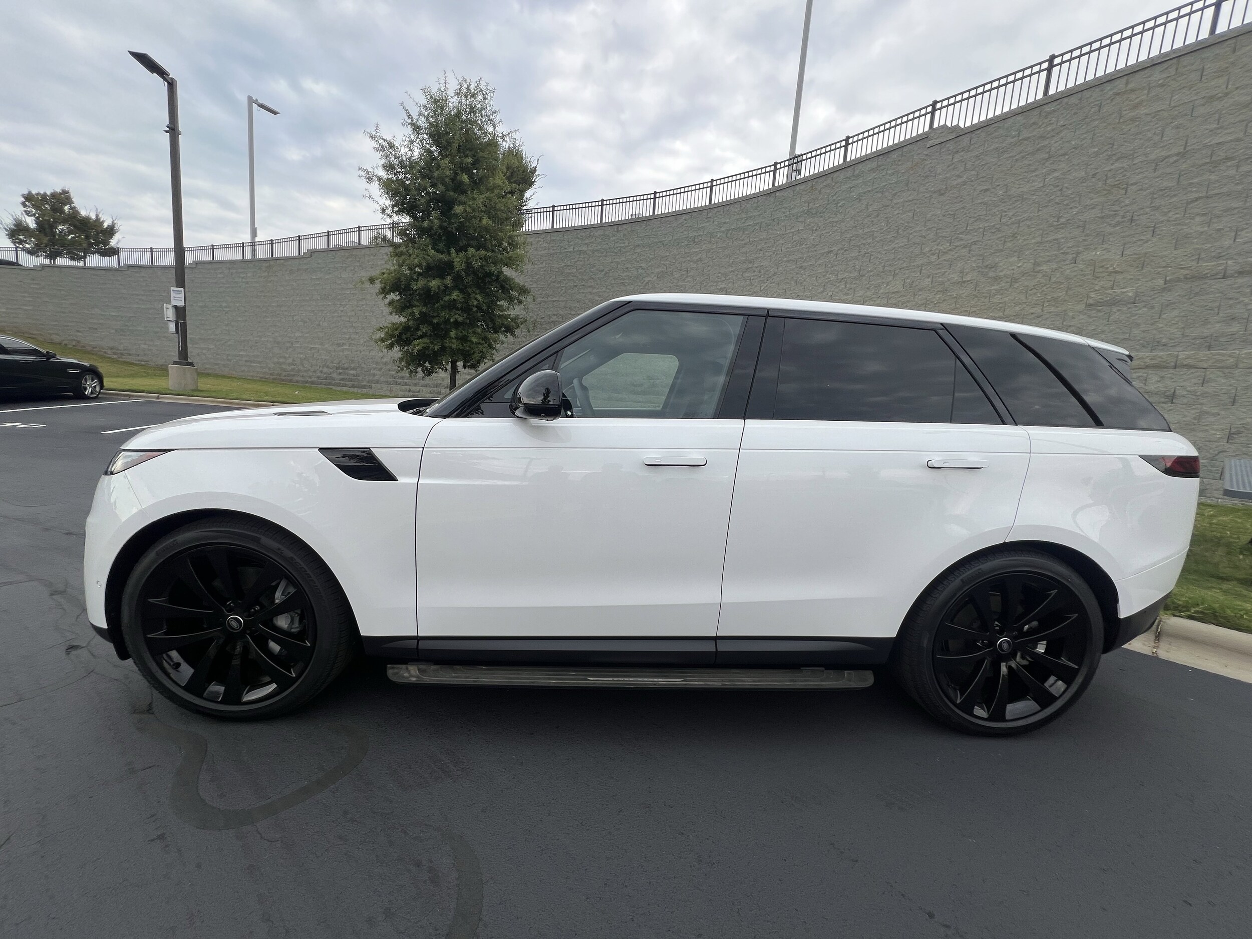 2025 Land Rover Range Rover Sport SE photo 2