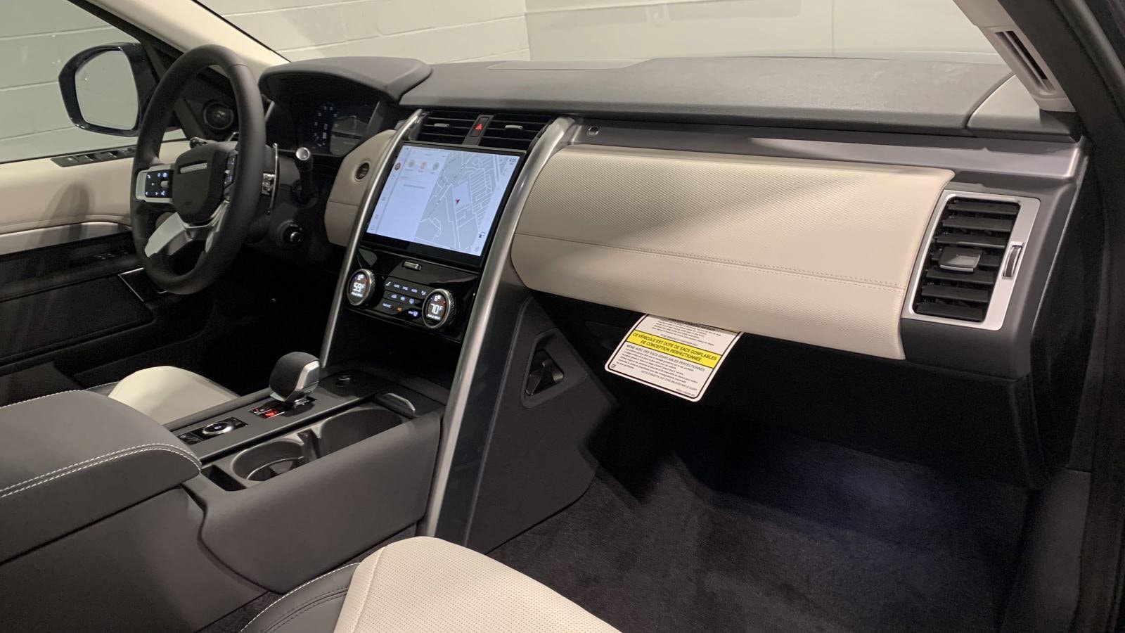 2025 Land Rover Discovery Dynamic SE photo 3