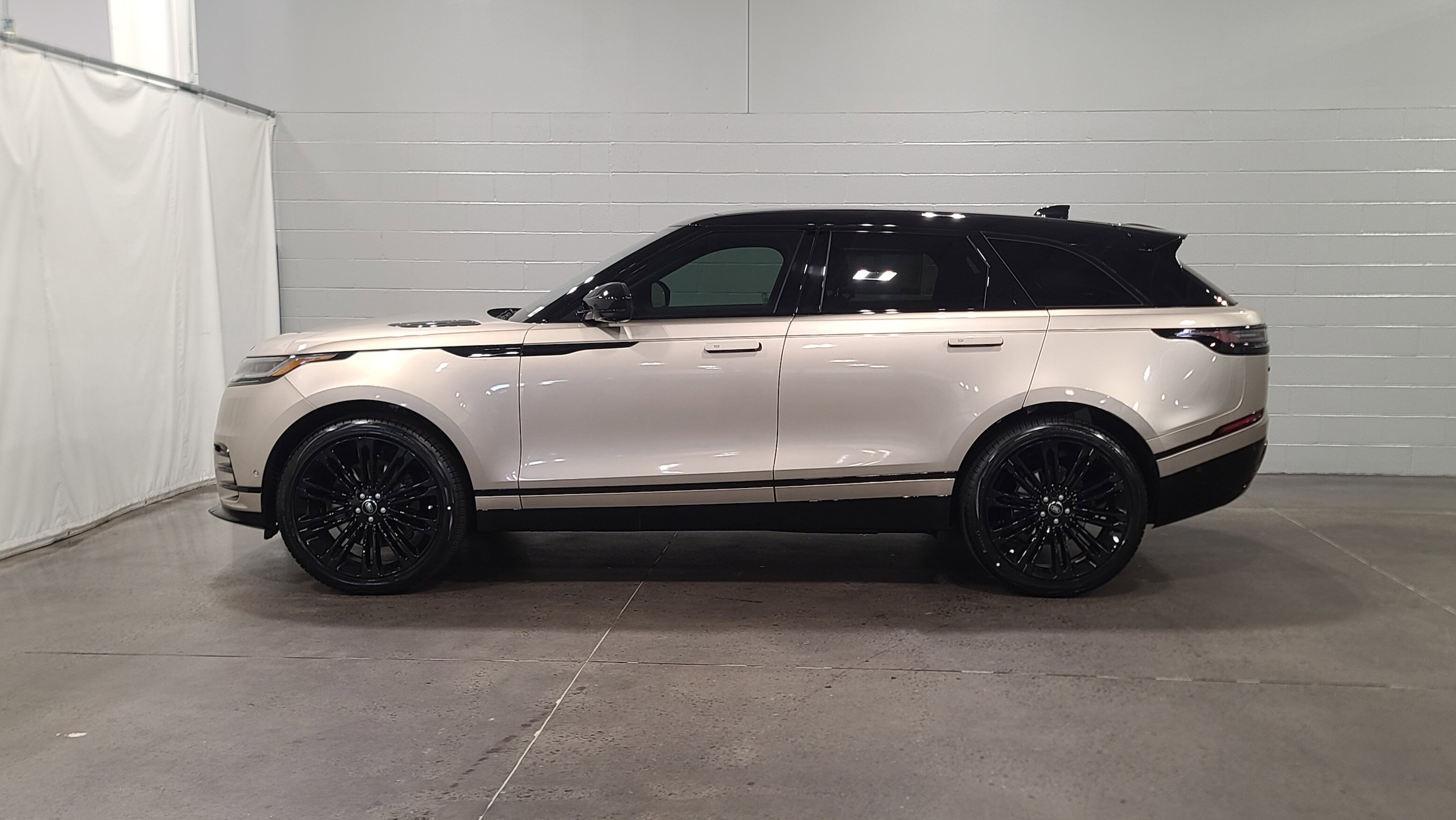 2026 Land Rover Range Rover Velar Dynamic SE photo 6