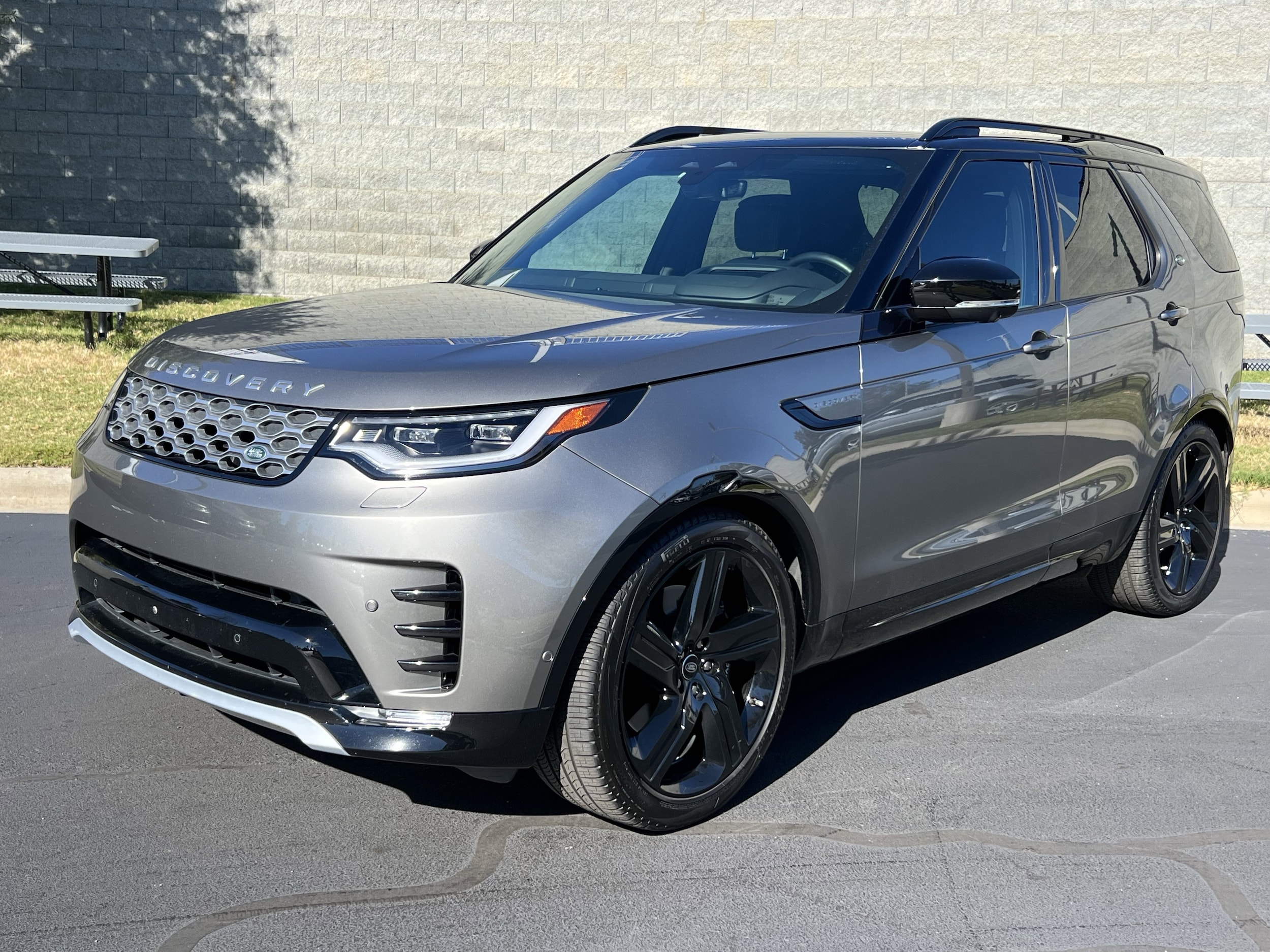2024 Land Rover Discovery Metropolitan Edition's photo