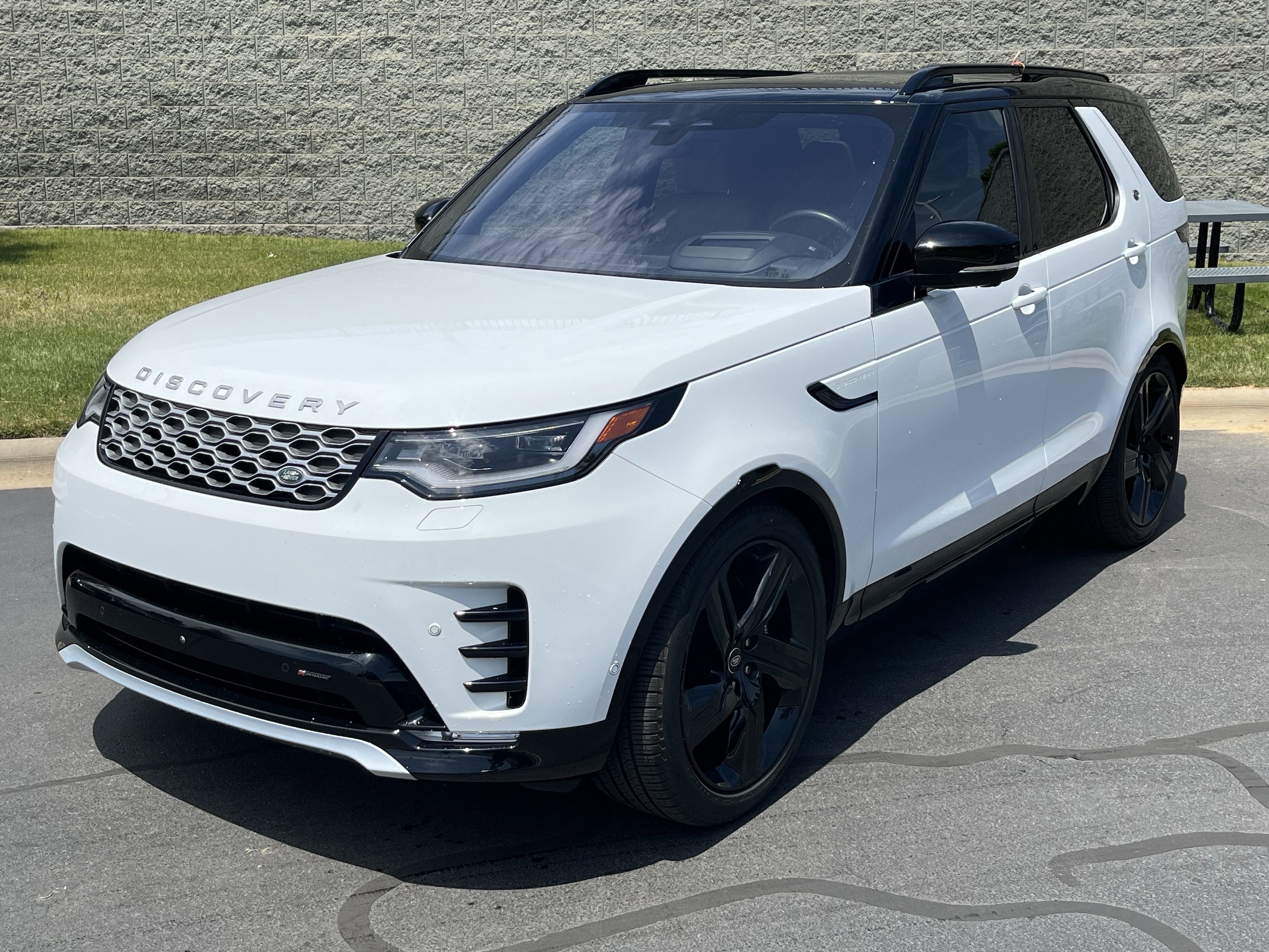2023 Land Rover Discovery Metropolitan Edition's photo