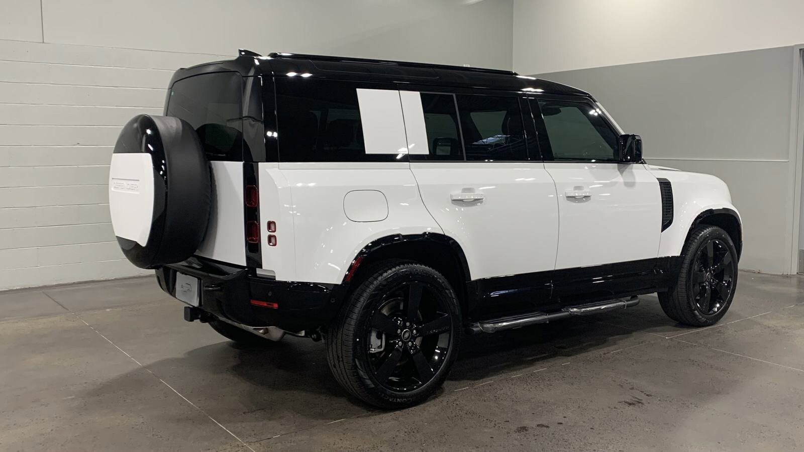 2025 Land Rover Defender 110 X-Dynamic SE photo 2