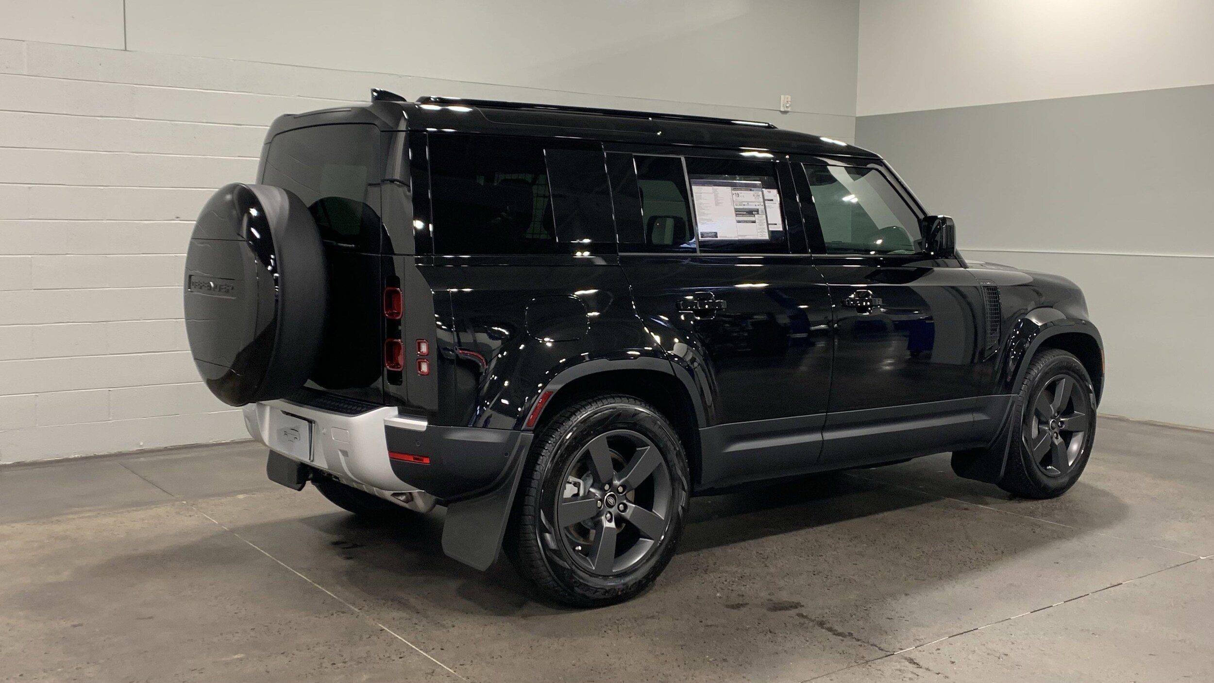 2025 Land Rover Defender 110 S photo 2