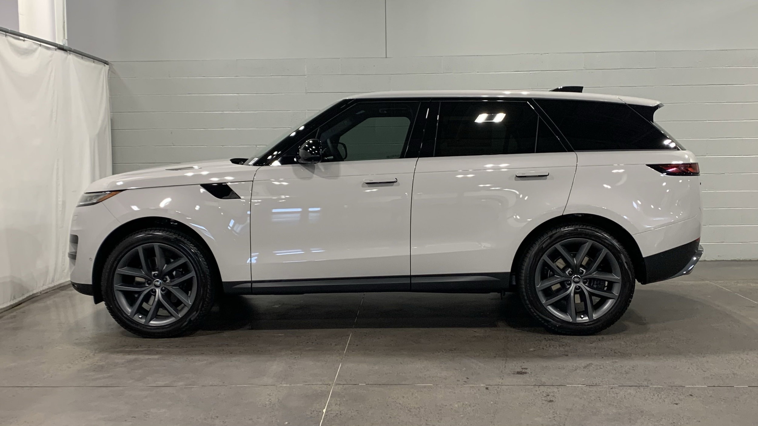2025 Land Rover Range Rover Sport SE photo 6