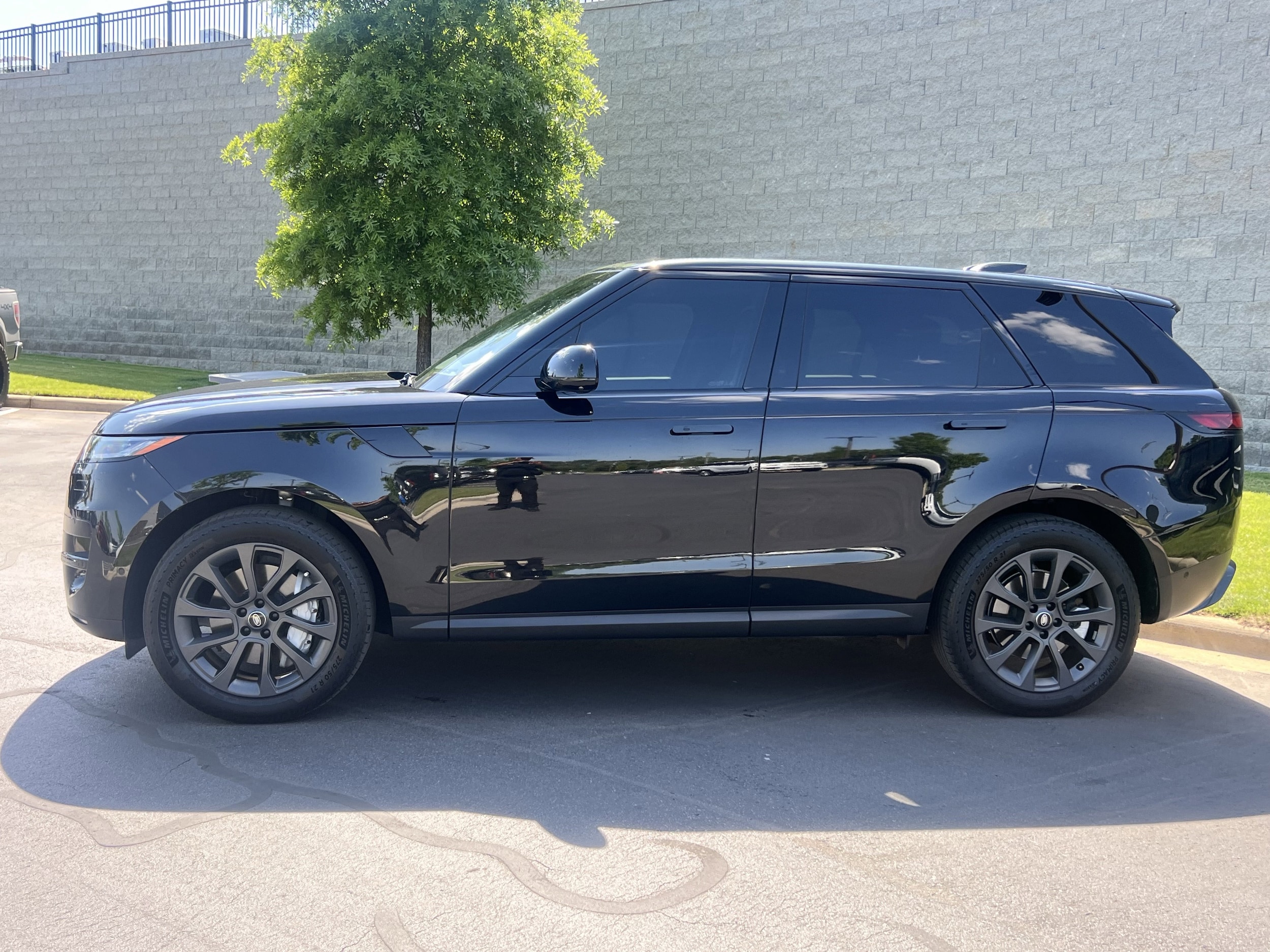 2024 Land Rover Range Rover Sport SE photo 2