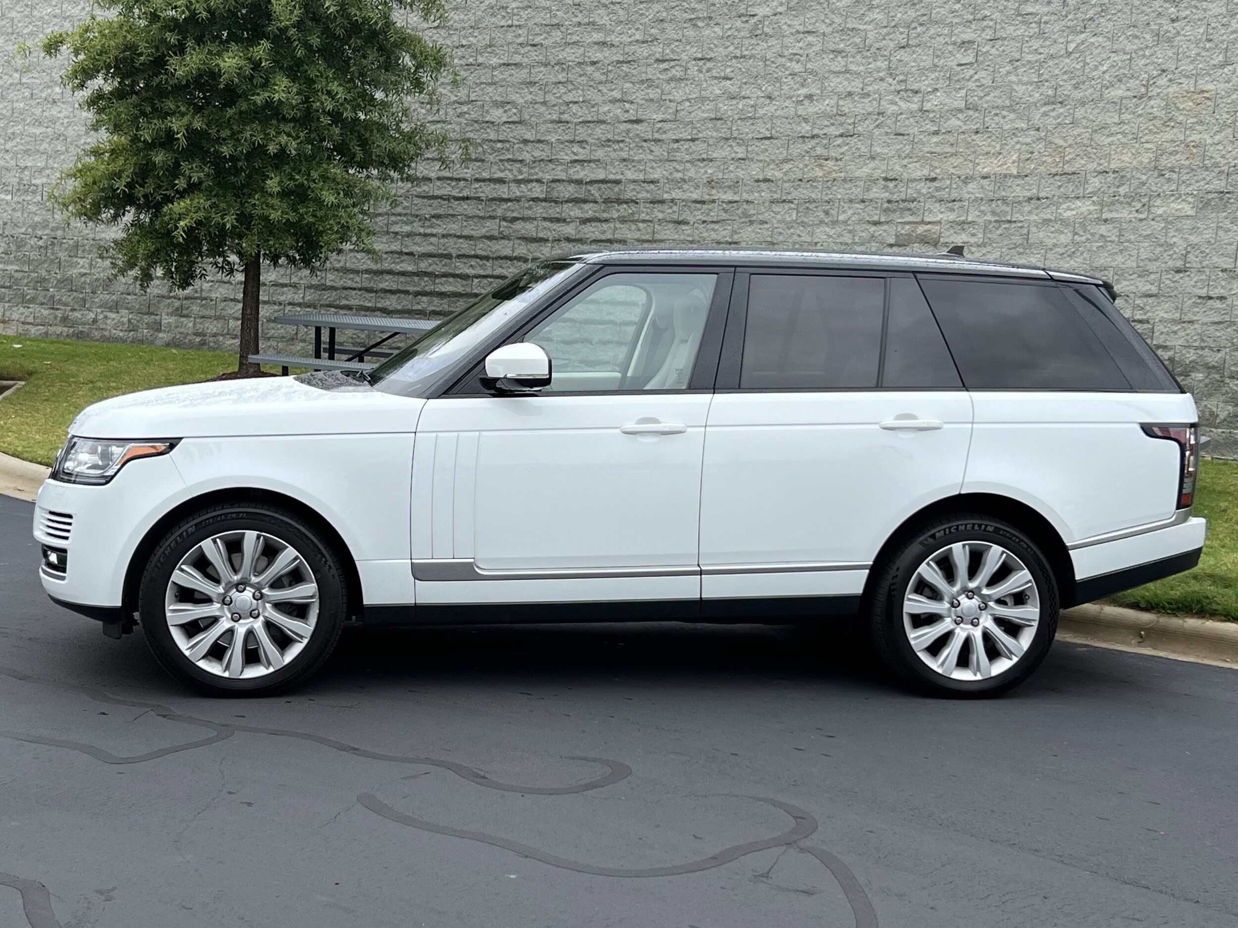 2016 Land Rover Range Rover SuperCharged photo 2