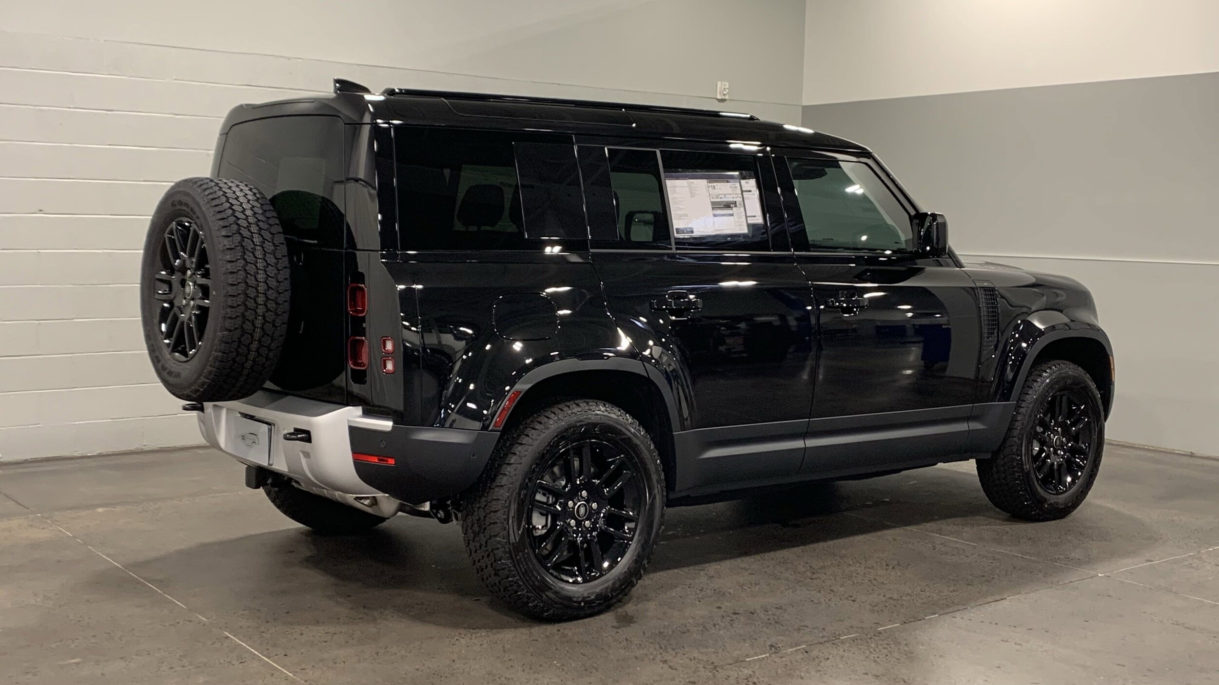2025 Land Rover Defender 110 S photo 2