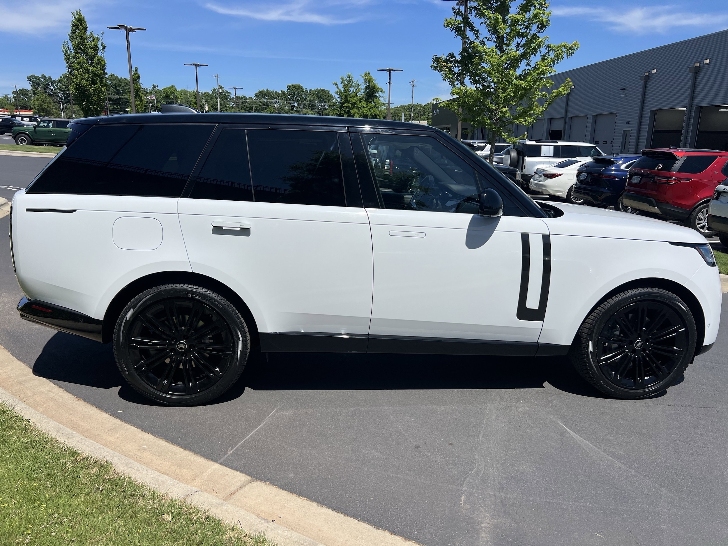 2022 Land Rover Range Rover SE photo 3