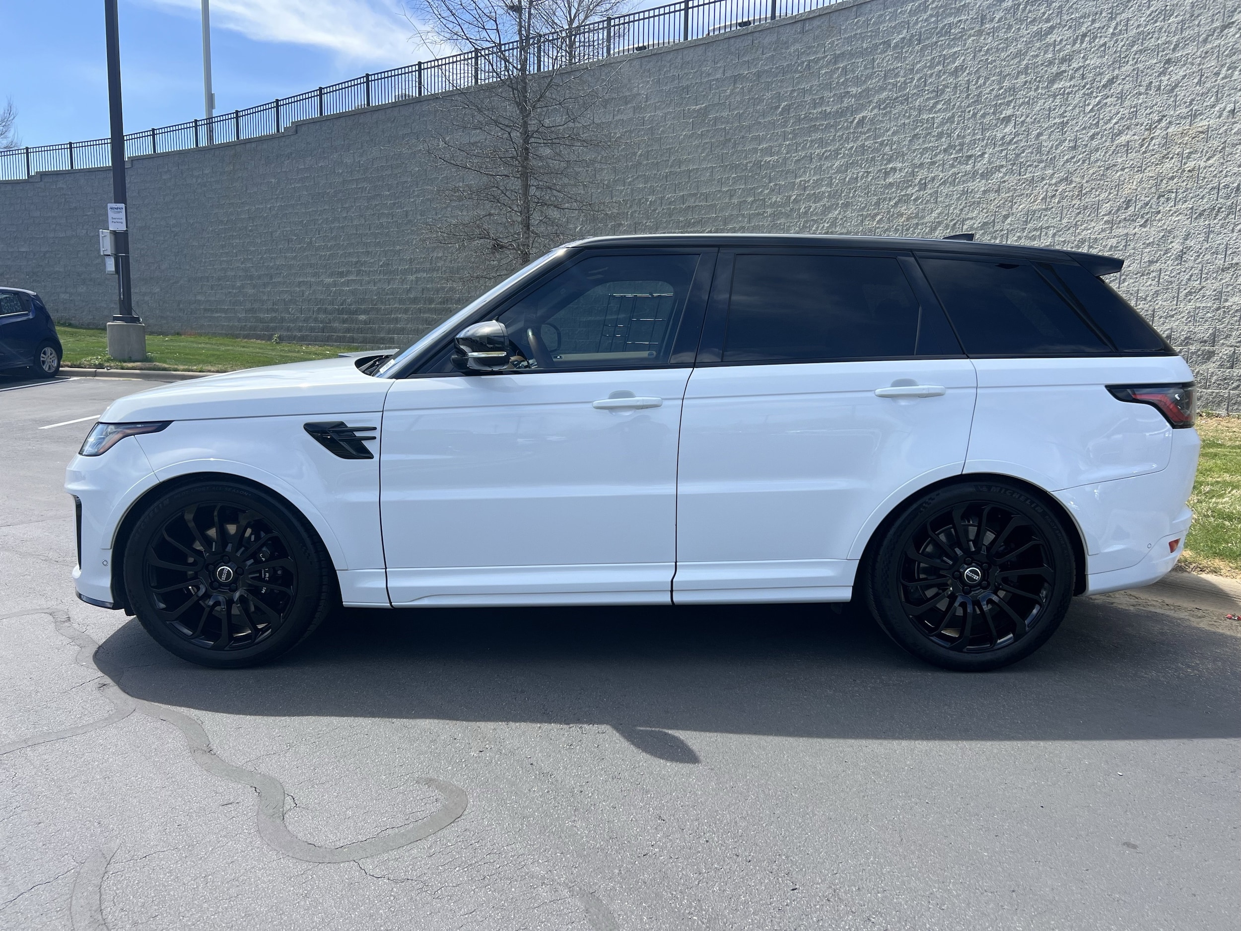 2022 Land Rover Range Rover Sport SVR photo 2