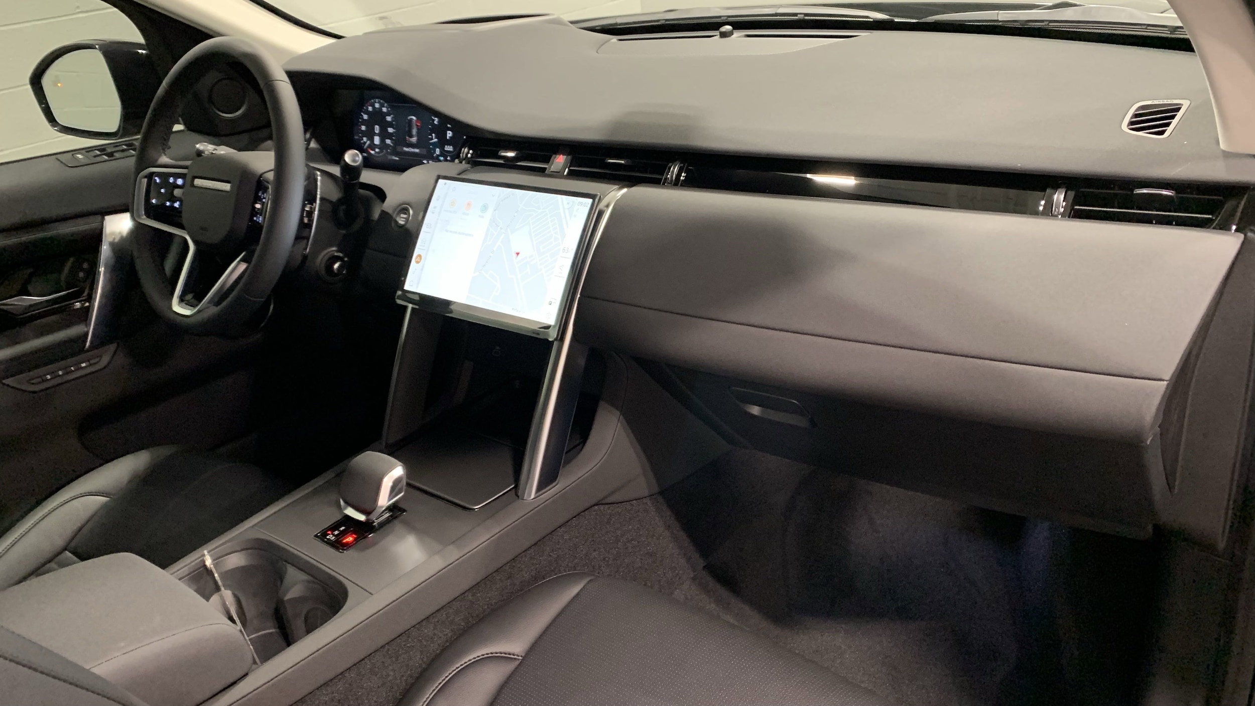 2025 Land Rover Discovery Sport S photo 3