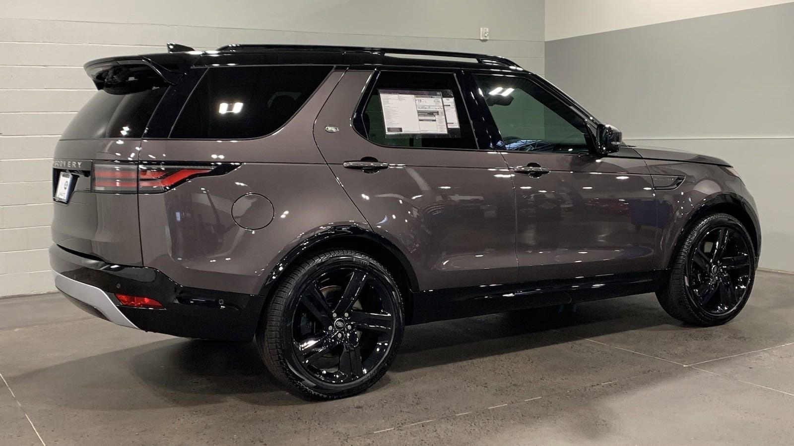 Used 2024 Land Rover Discovery Metropolitan Edition with VIN SALRW4EU8R2502712 for sale in Kansas City