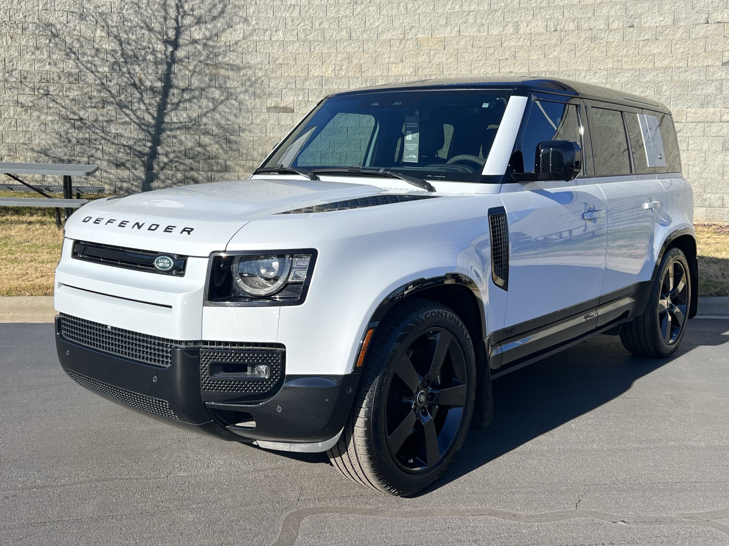 2023 Land Rover Defender V8's photo