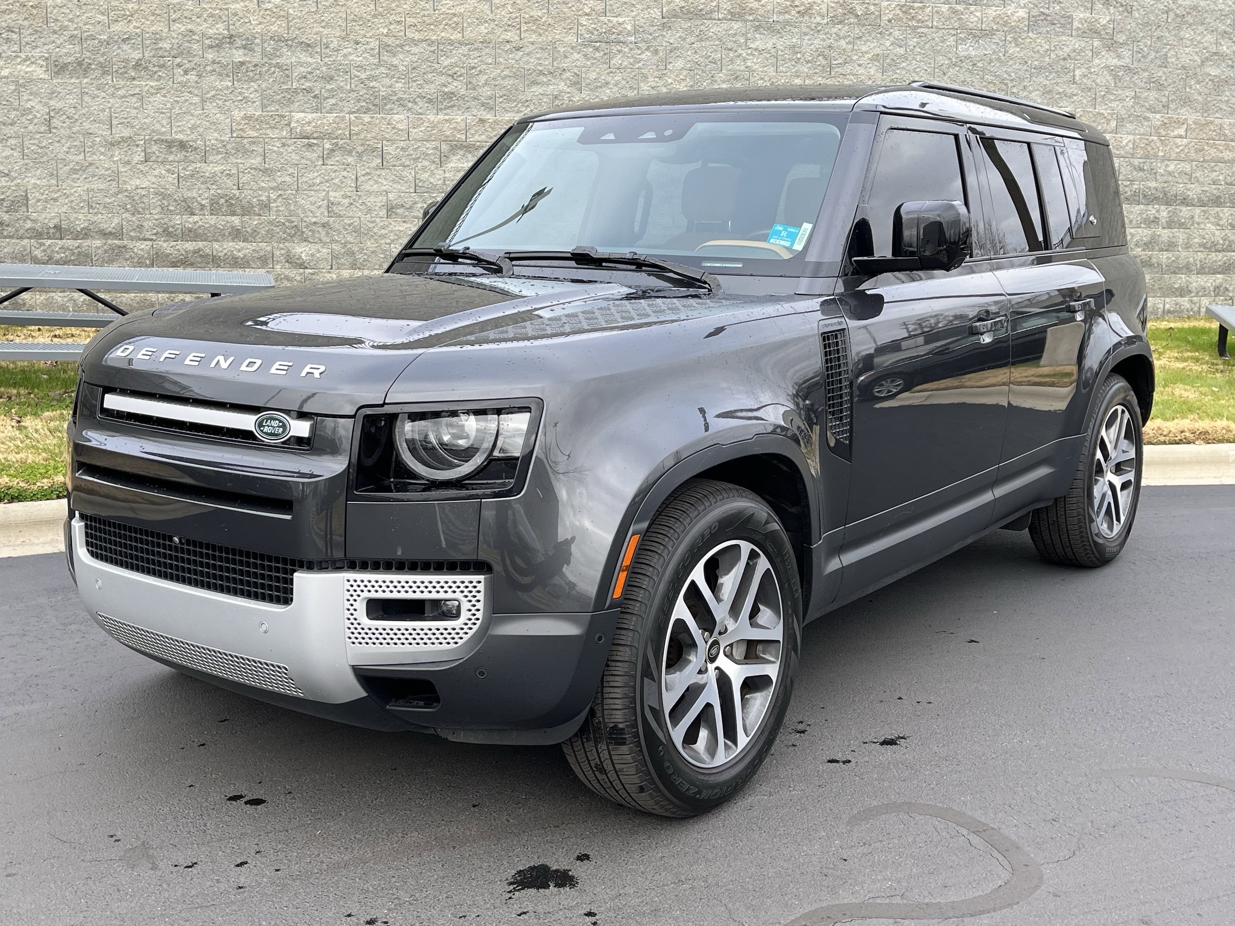 2023 Land Rover Defender SE's photo