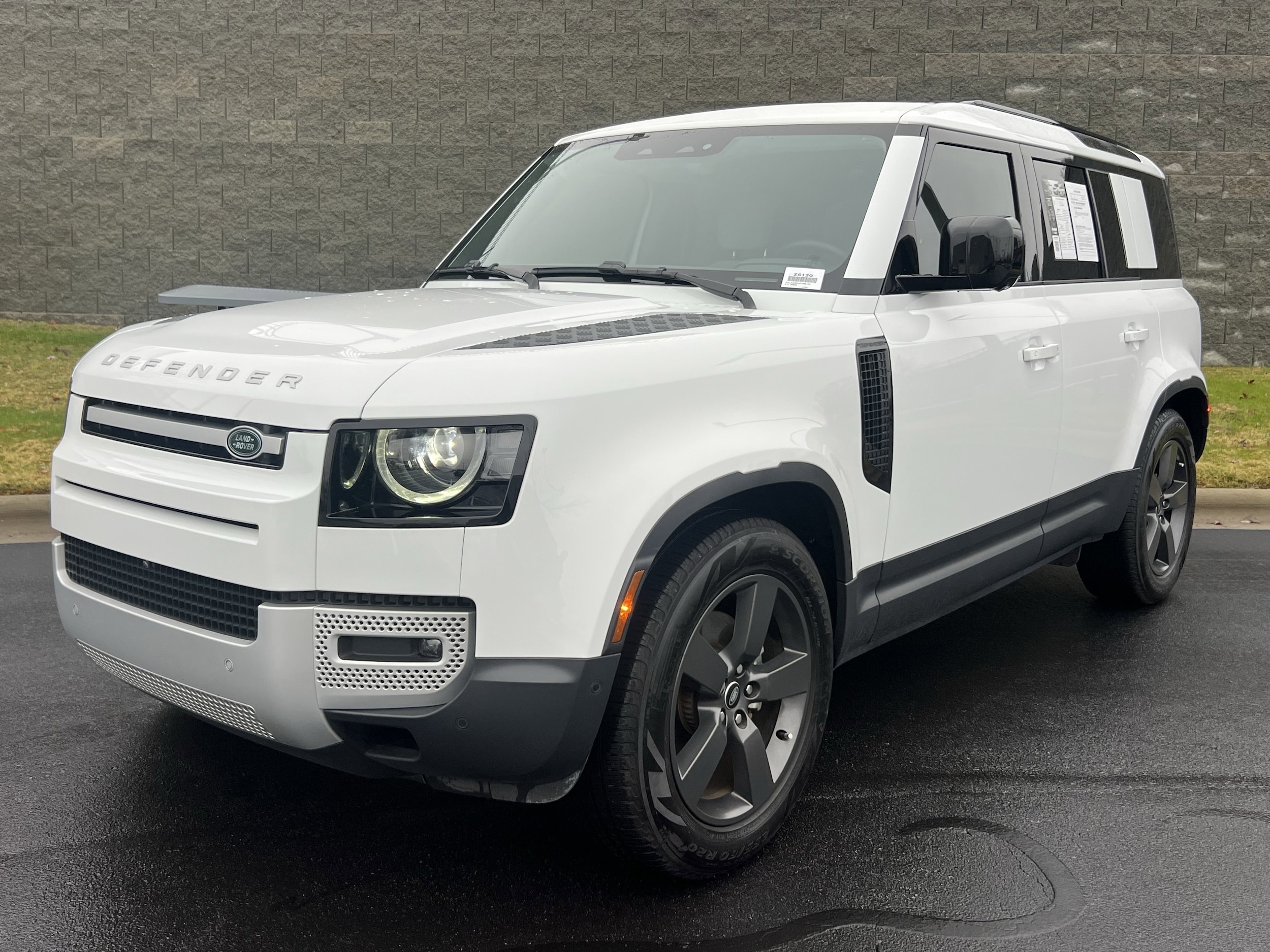 2025 Land Rover Defender S's photo