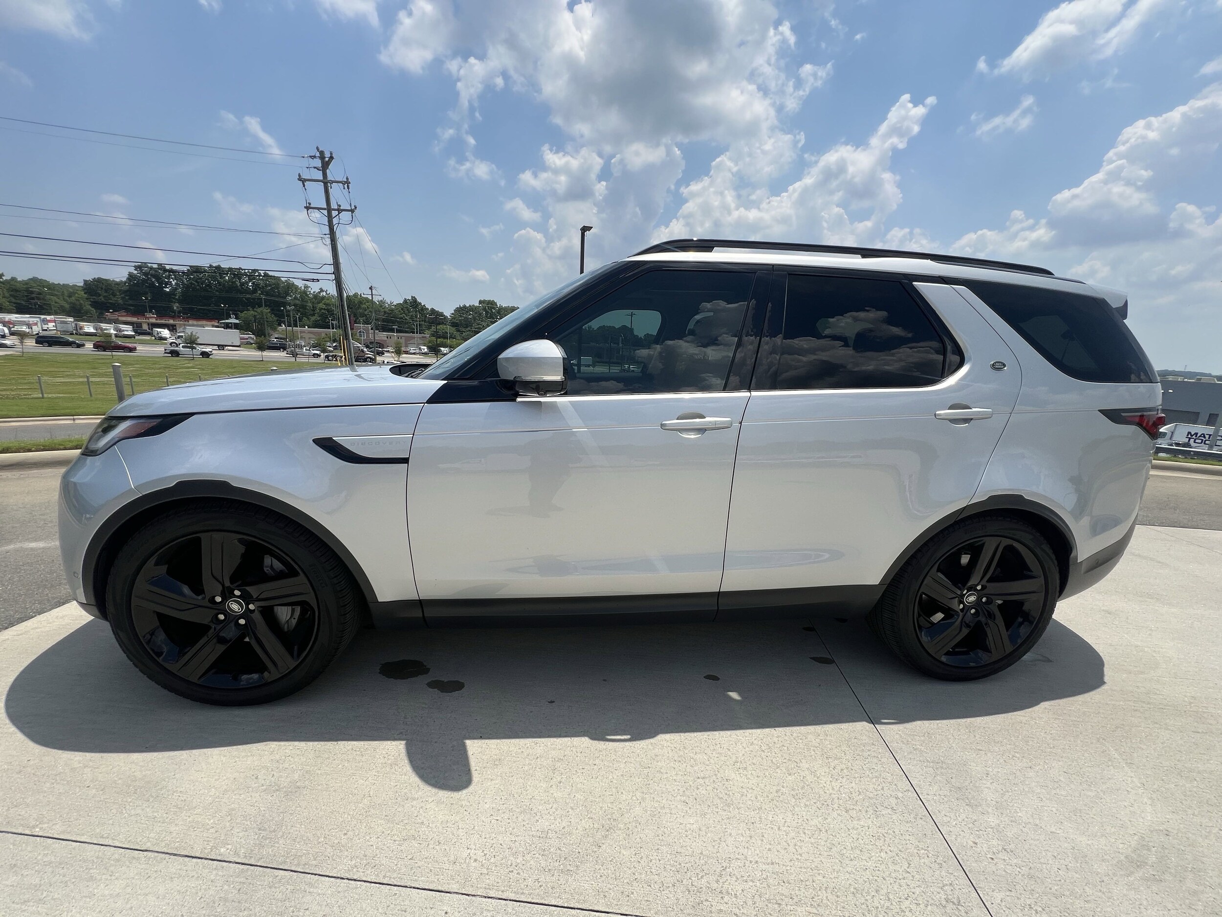 2023 Land Rover Discovery S photo 2