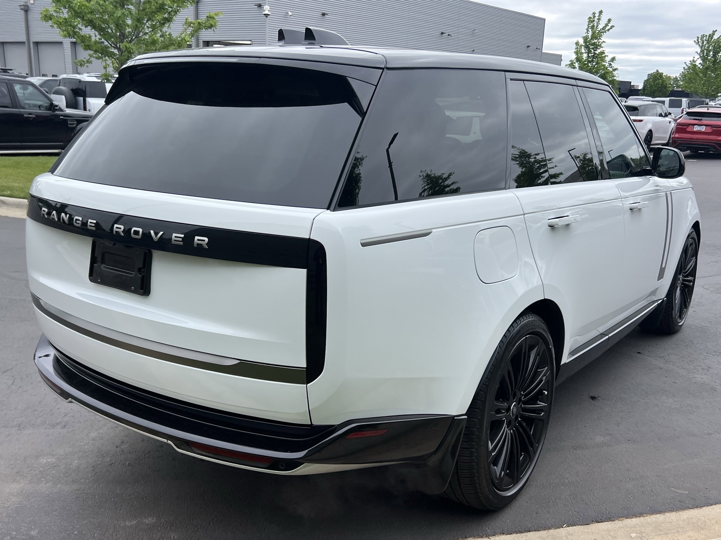 2024 Land Rover Range Rover SE photo 3