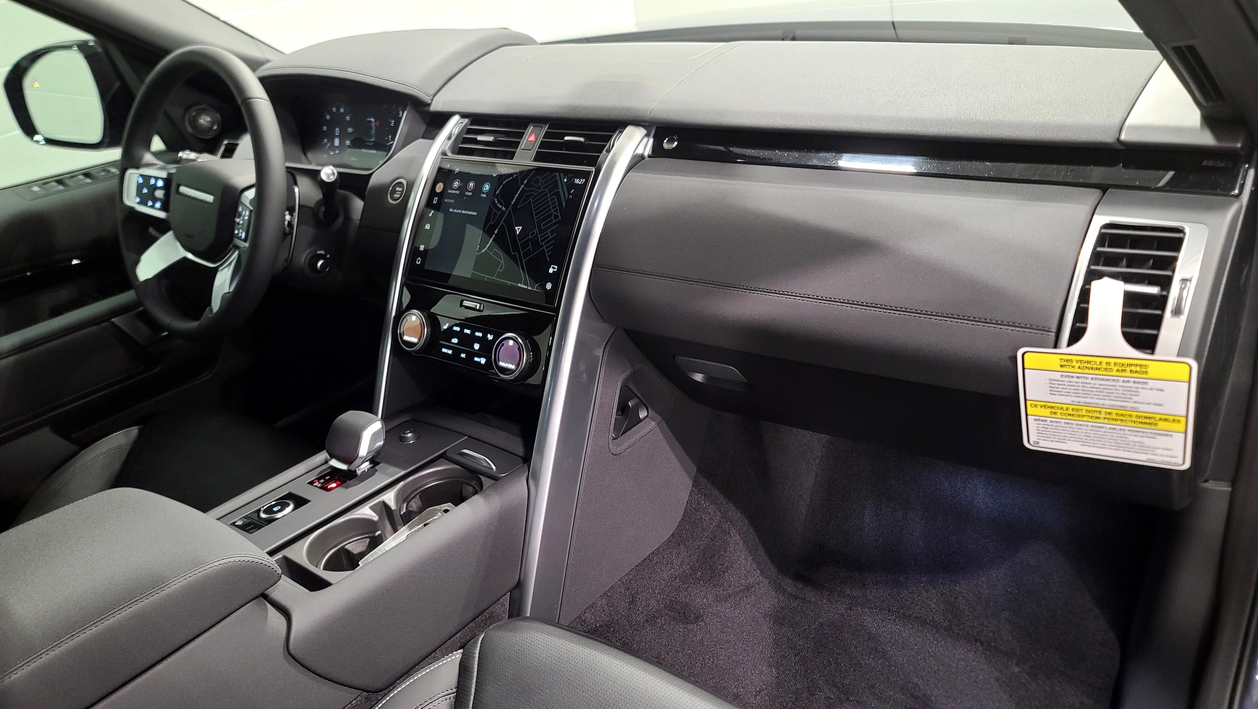 2026 Land Rover Discovery S photo 3