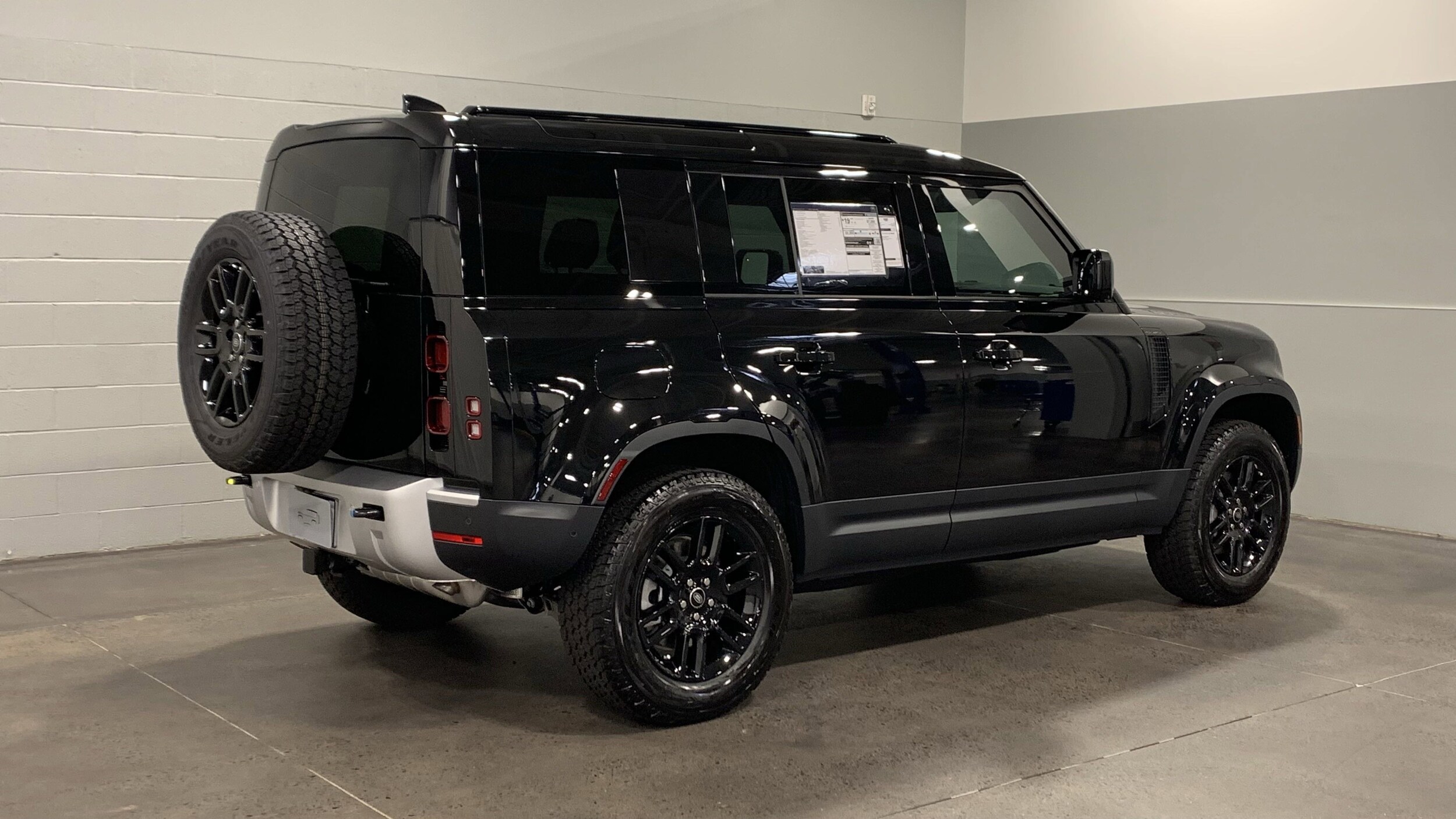 2025 Land Rover Defender 110 S photo 2