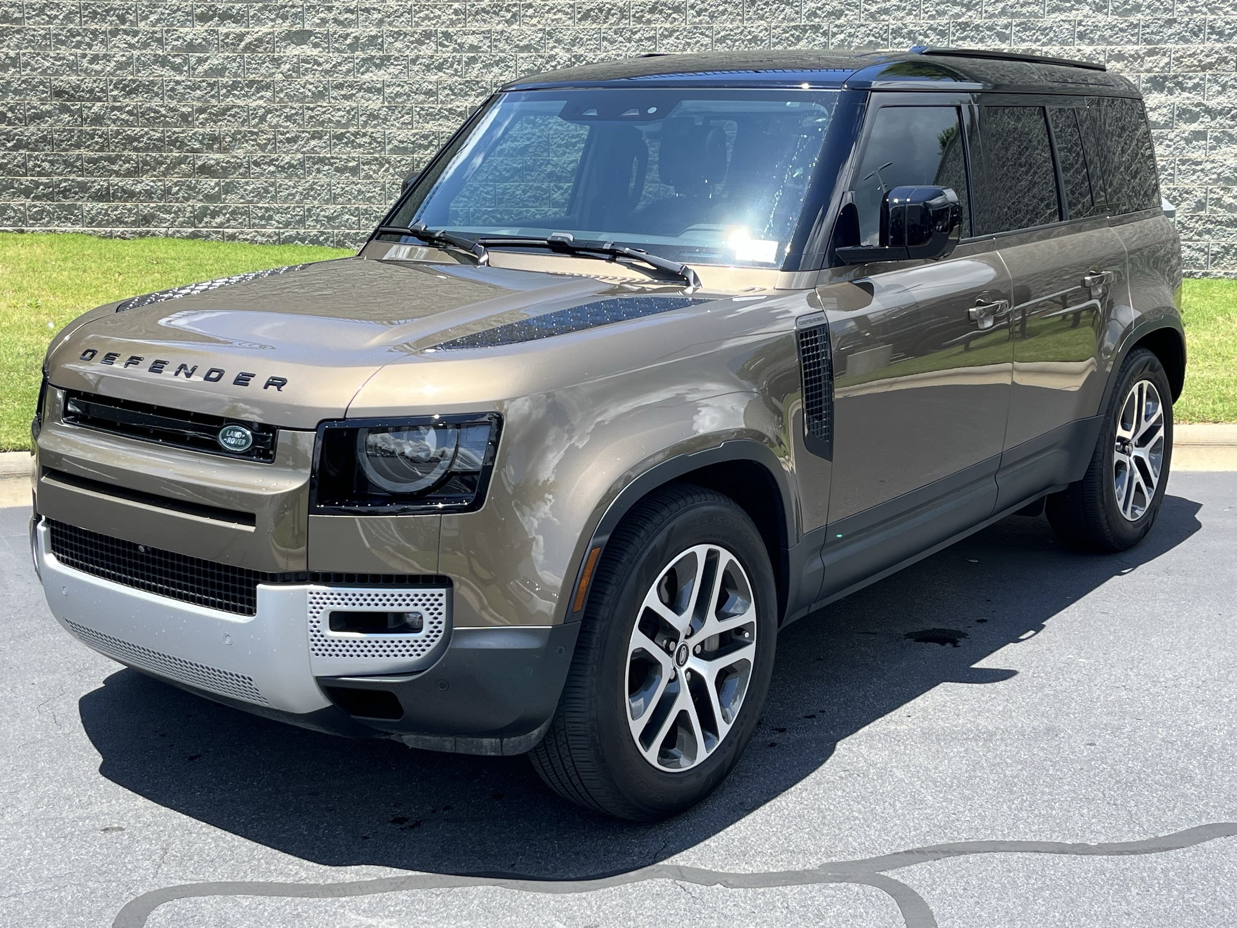 2025 Land Rover Defender 110 S P400's photo