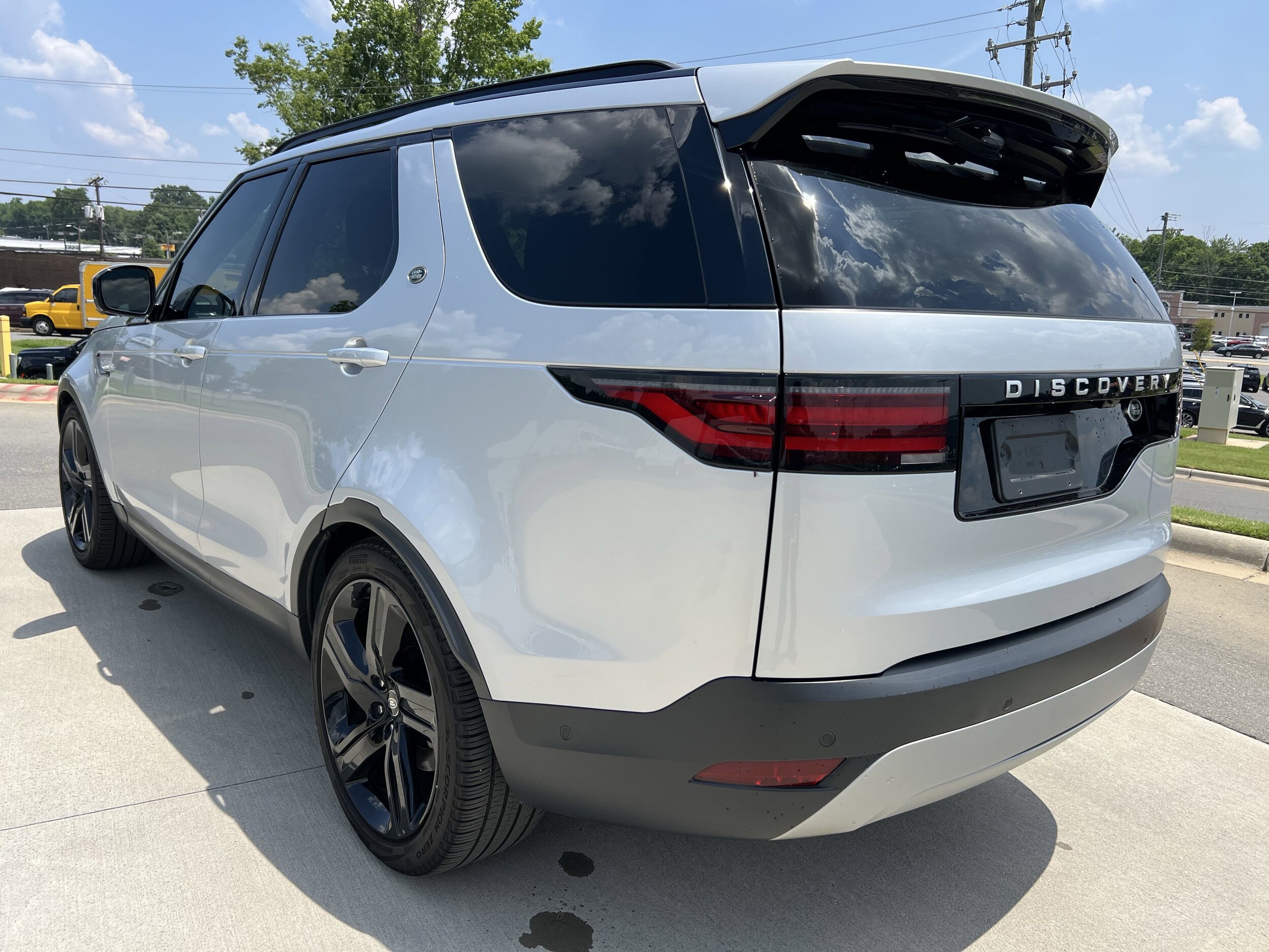 2023 Land Rover Discovery S photo 3