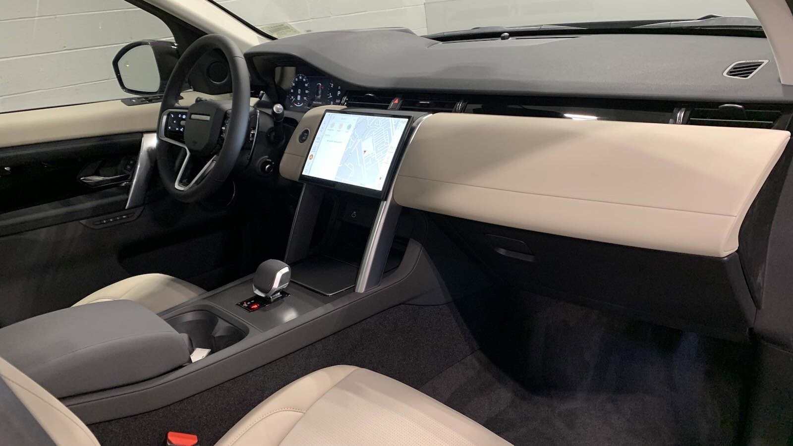 2024 Land Rover Discovery Sport S photo 3