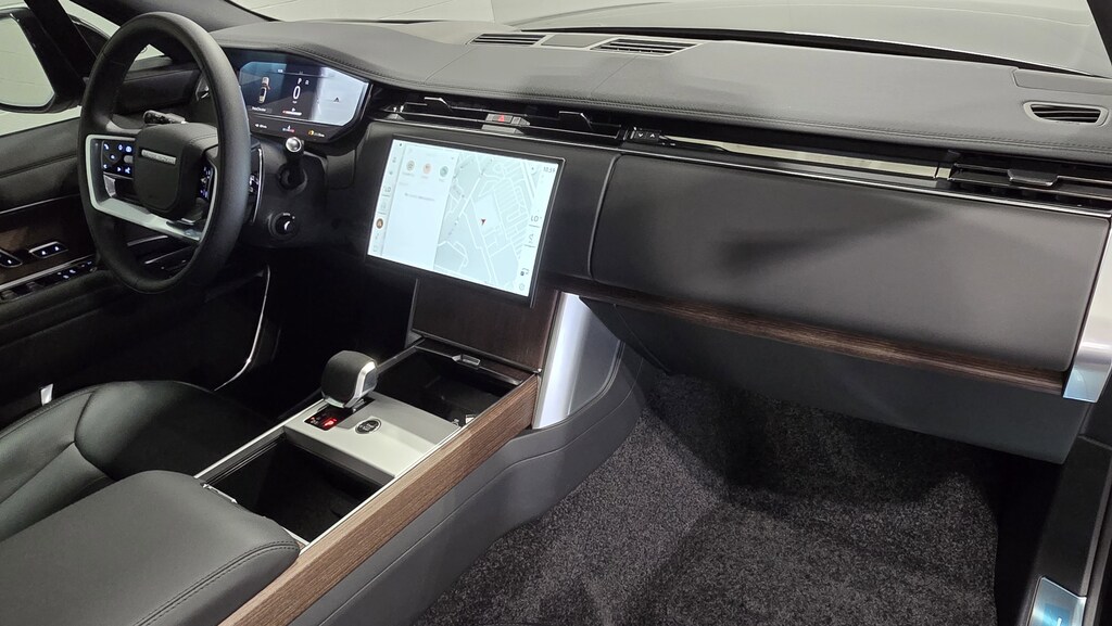 New 2025 Land Rover Range Rover P400 SE SUV