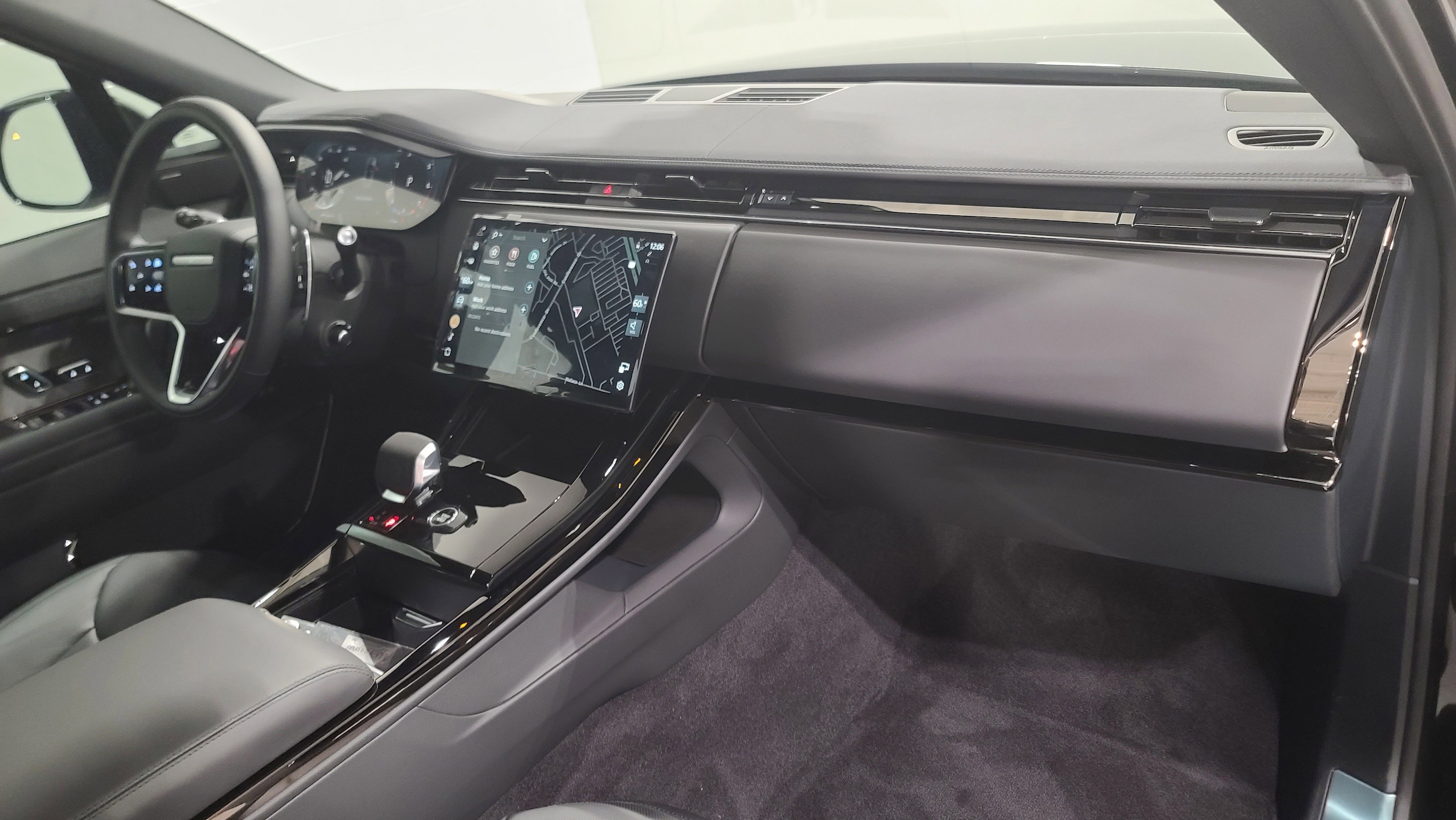 2026 Land Rover Range Rover Sport SE photo 3