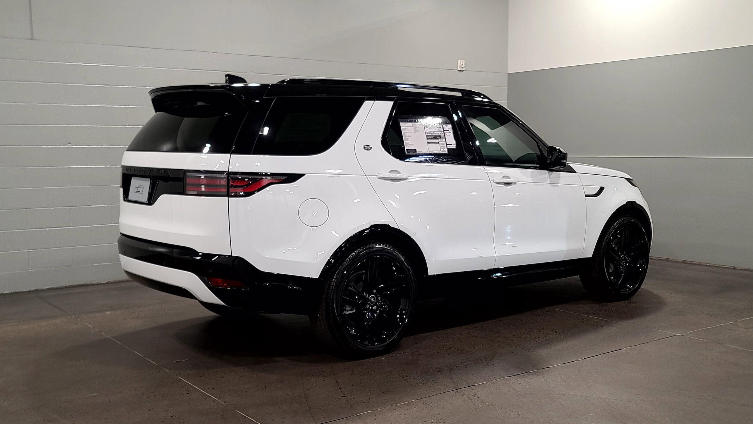 2026 Land Rover Discovery Dynamic SE photo 2