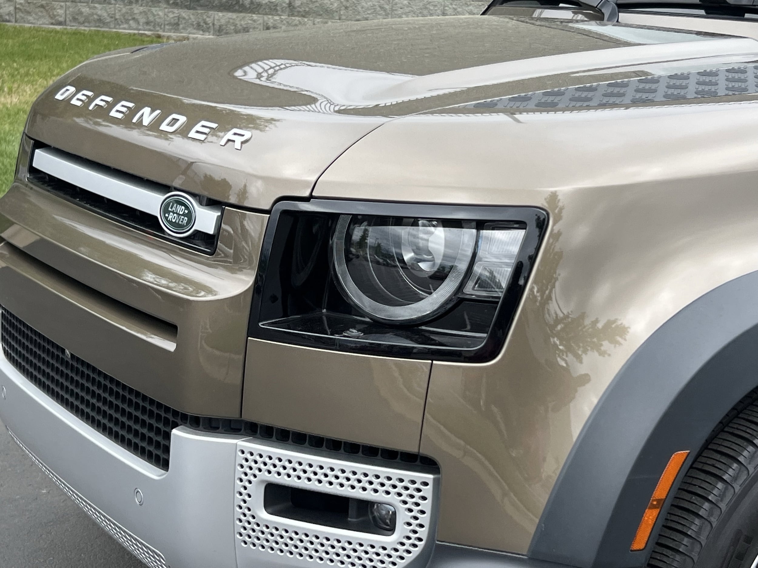 2023 Land Rover Defender SE photo 3
