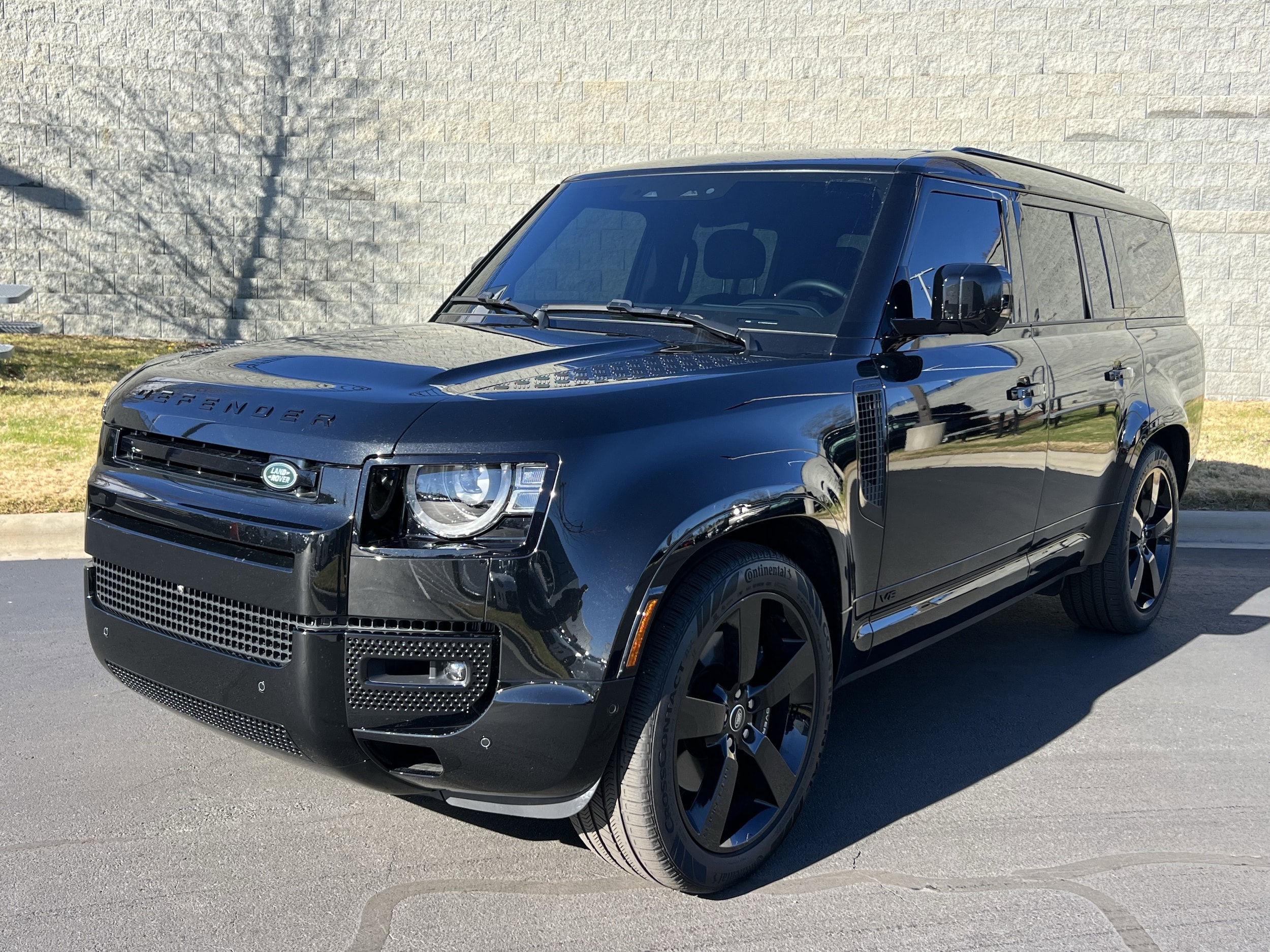 2025 Land Rover Defender V8's photo