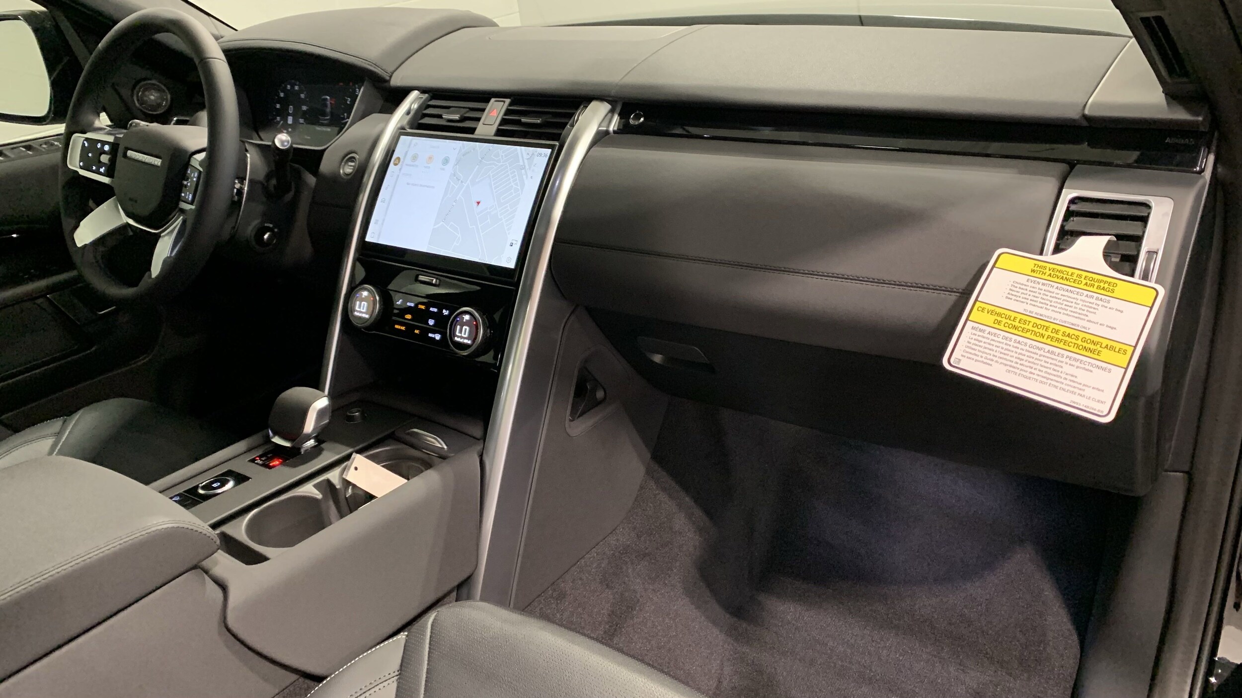 2025 Land Rover Discovery S photo 2