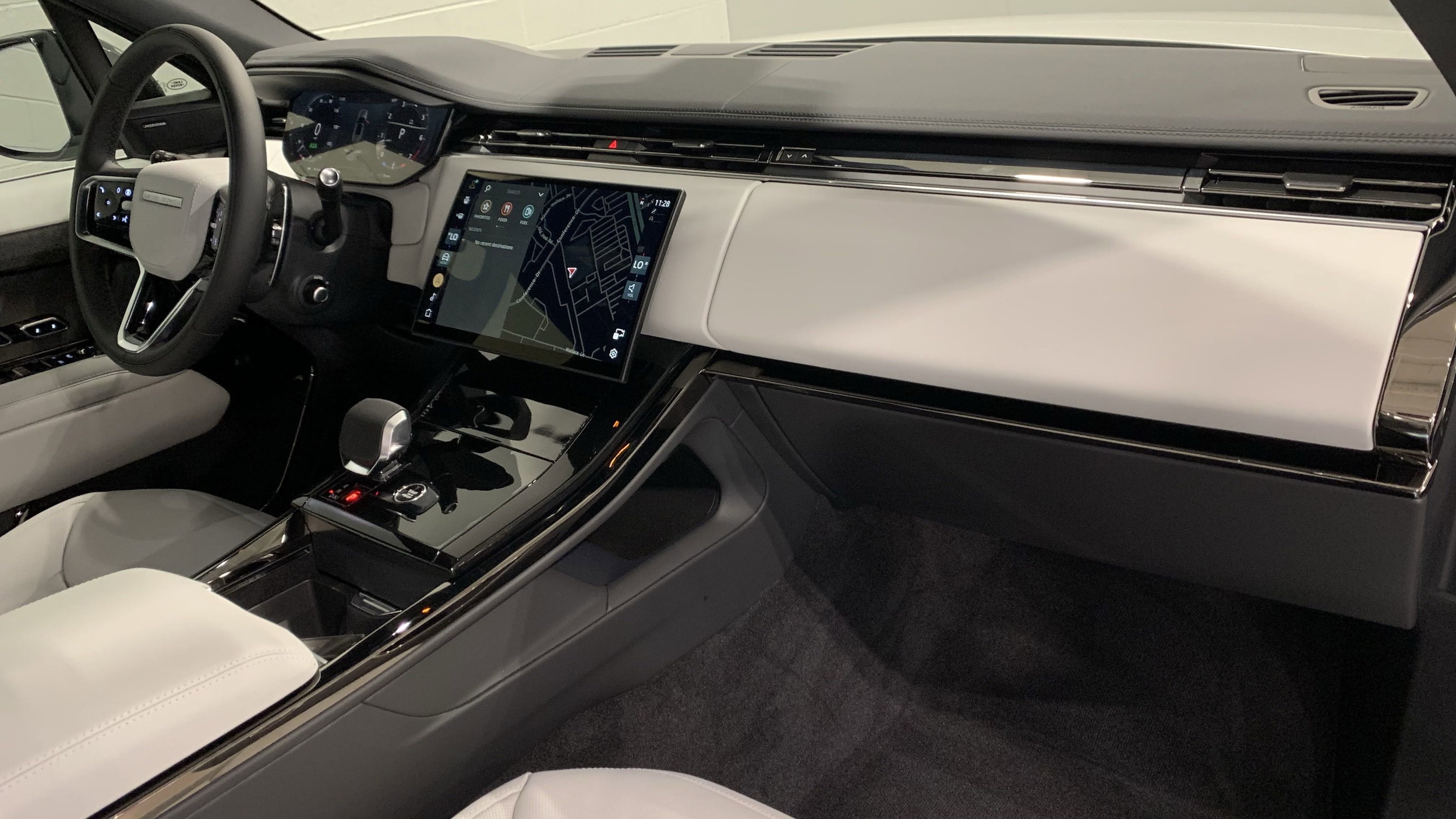 2025 Land Rover Range Rover Sport SE photo 3