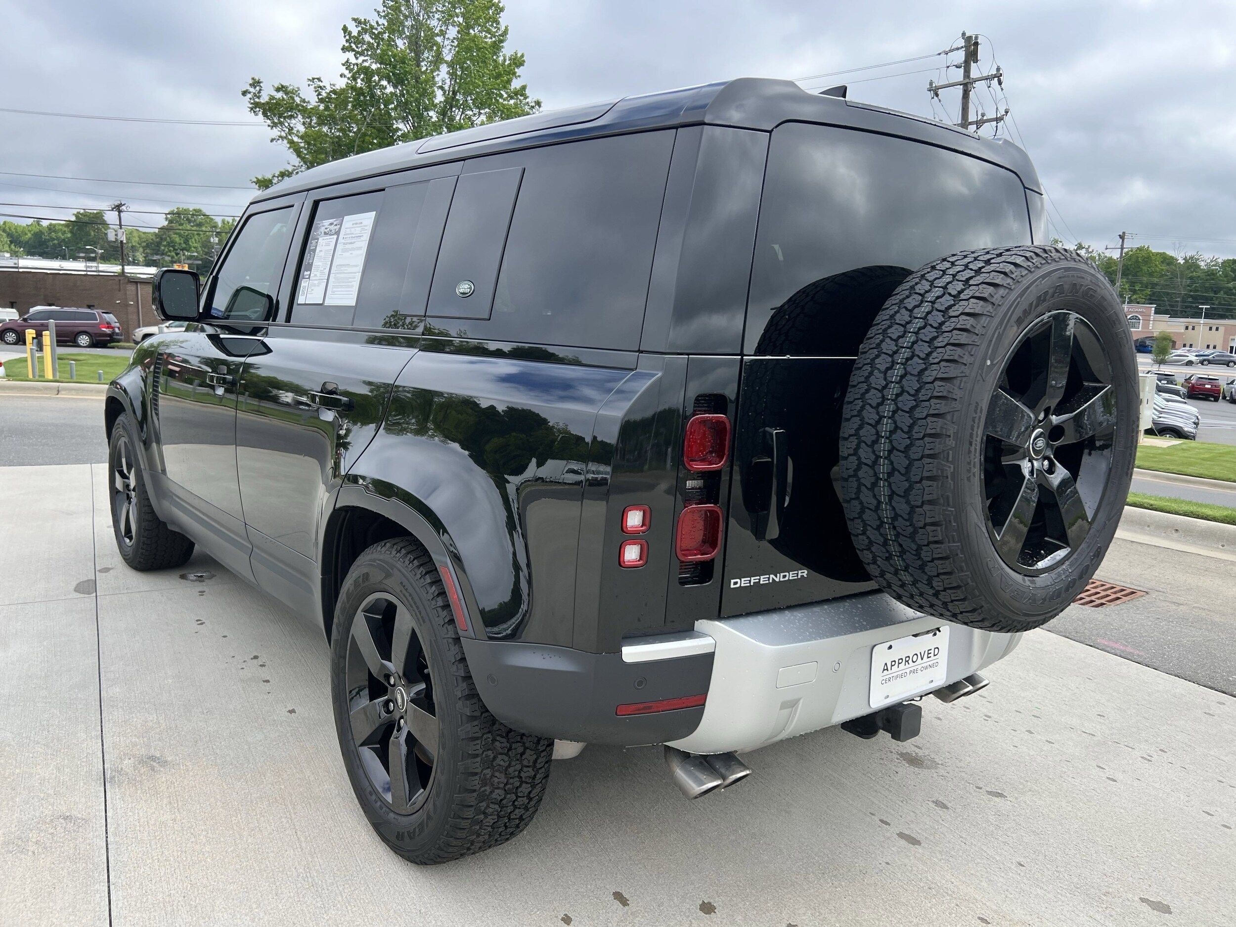 2024 Land Rover Defender 110 SE V8 photo 3