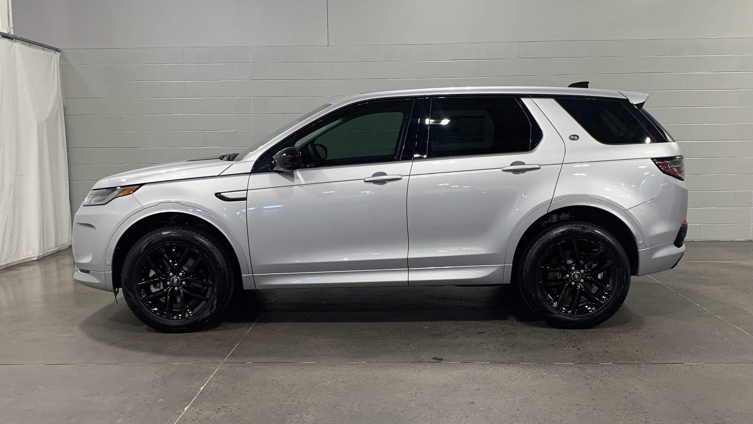 2025 Land Rover Discovery Sport S photo 6