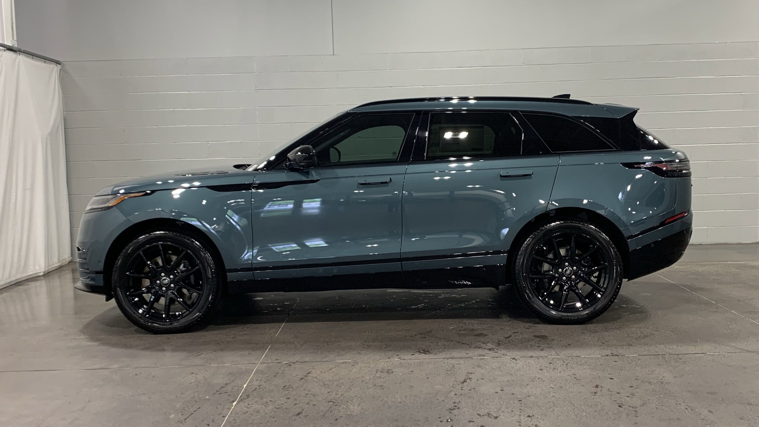 2026 Land Rover Range Rover Velar Dynamic SE photo 6