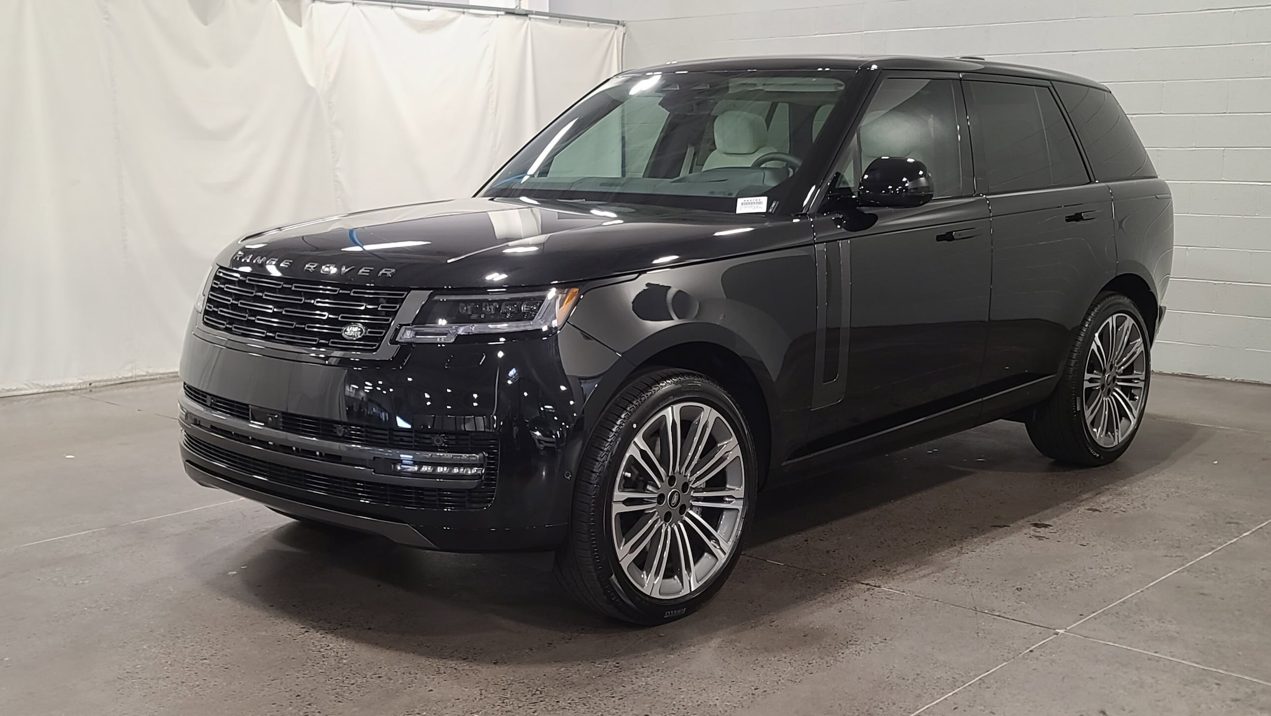 2025 Land Rover Range Rover SE's photo