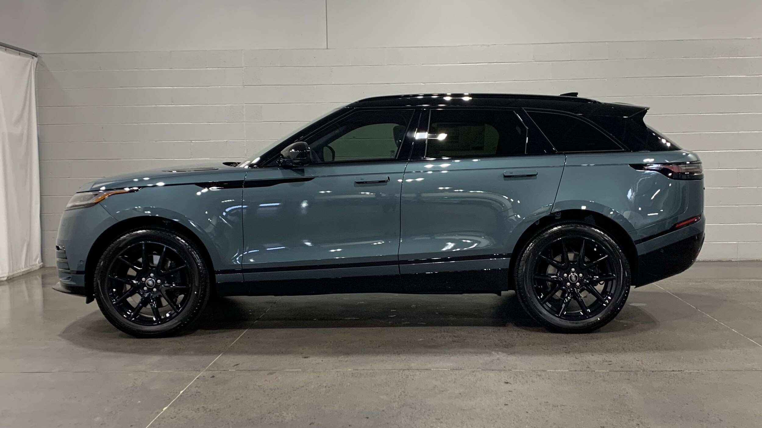 2026 Land Rover Range Rover Velar Dynamic SE photo 6