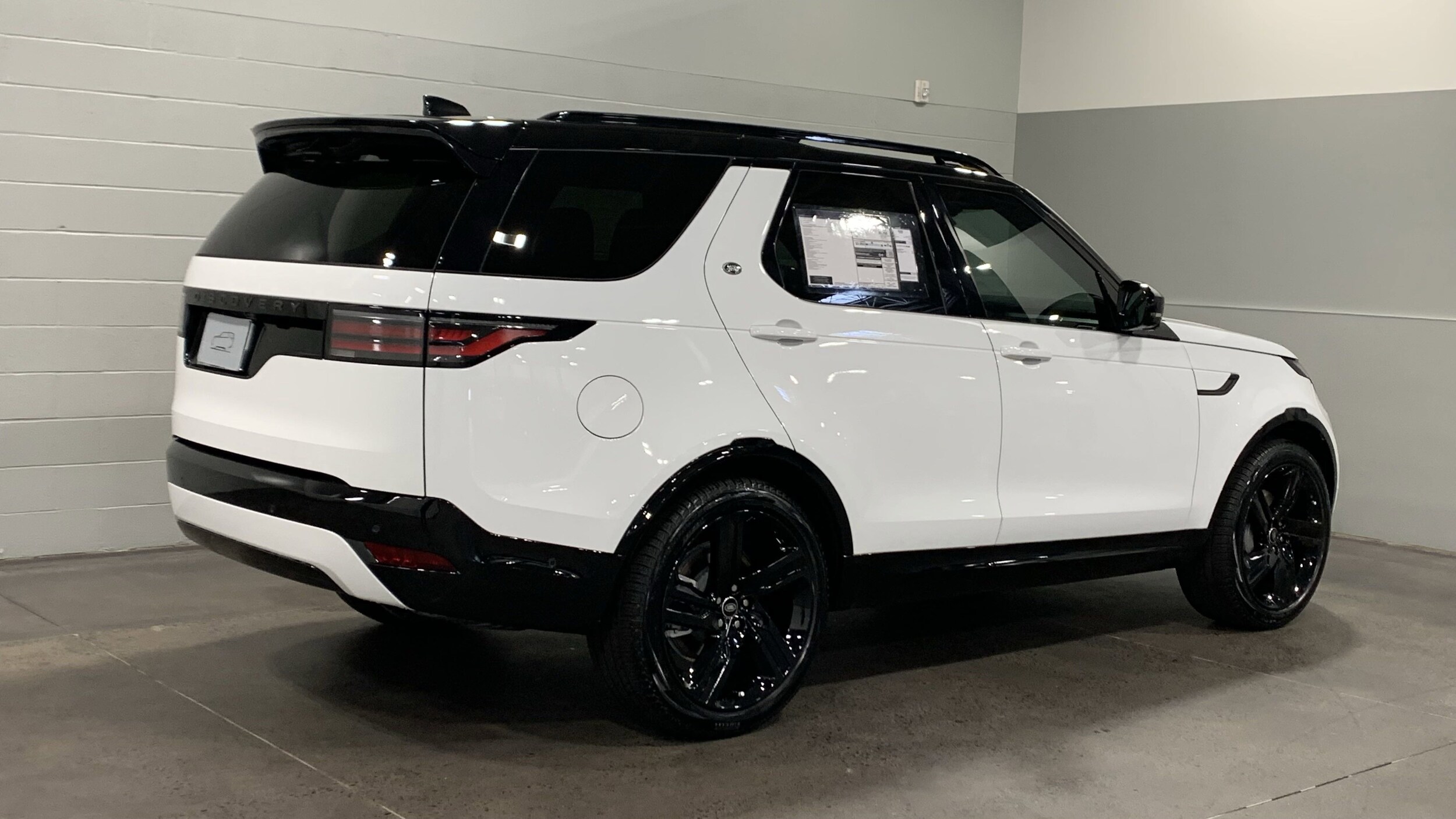 2025 Land Rover Discovery SE photo 2
