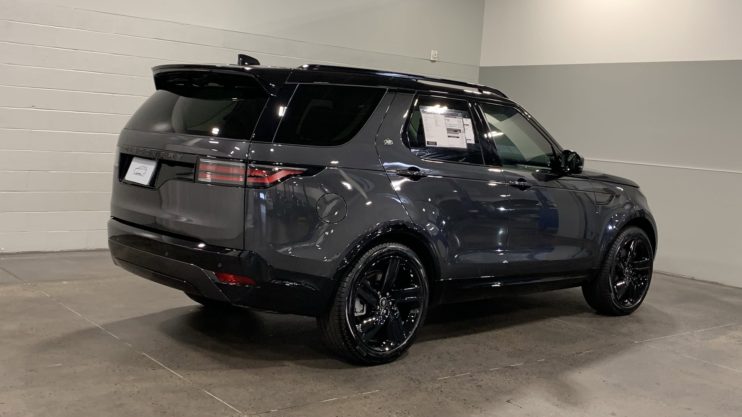2025 Land Rover Discovery Dynamic SE photo 2