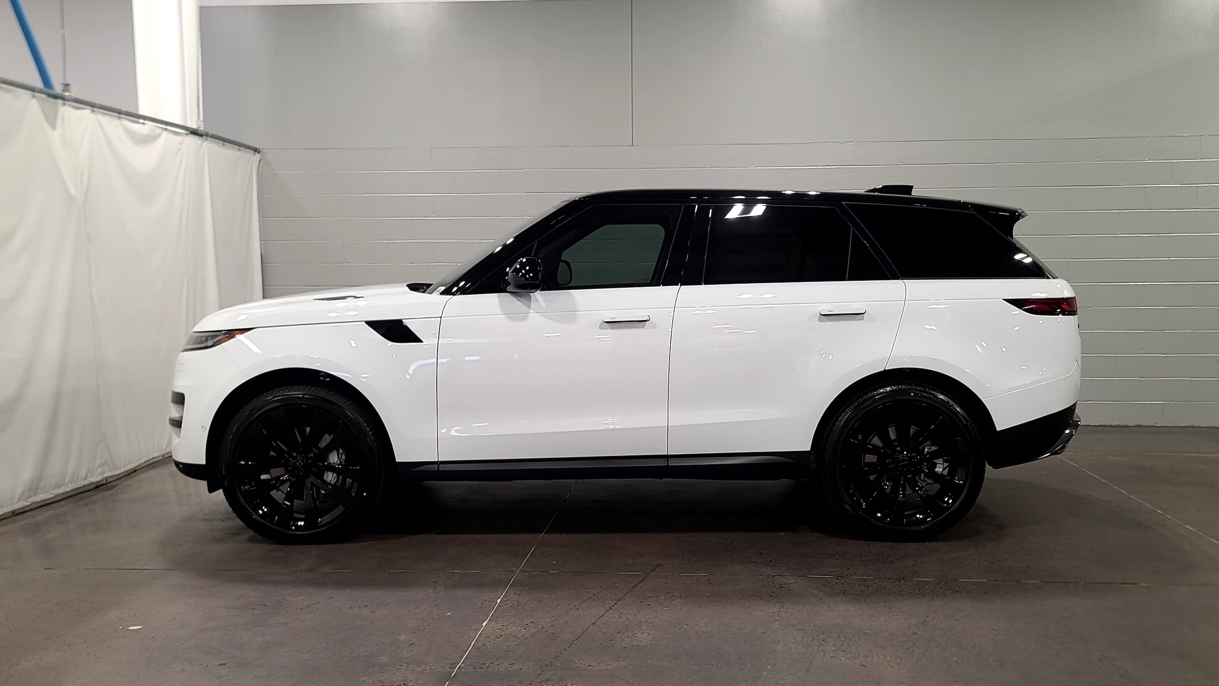 2026 Land Rover Range Rover Sport SE photo 6