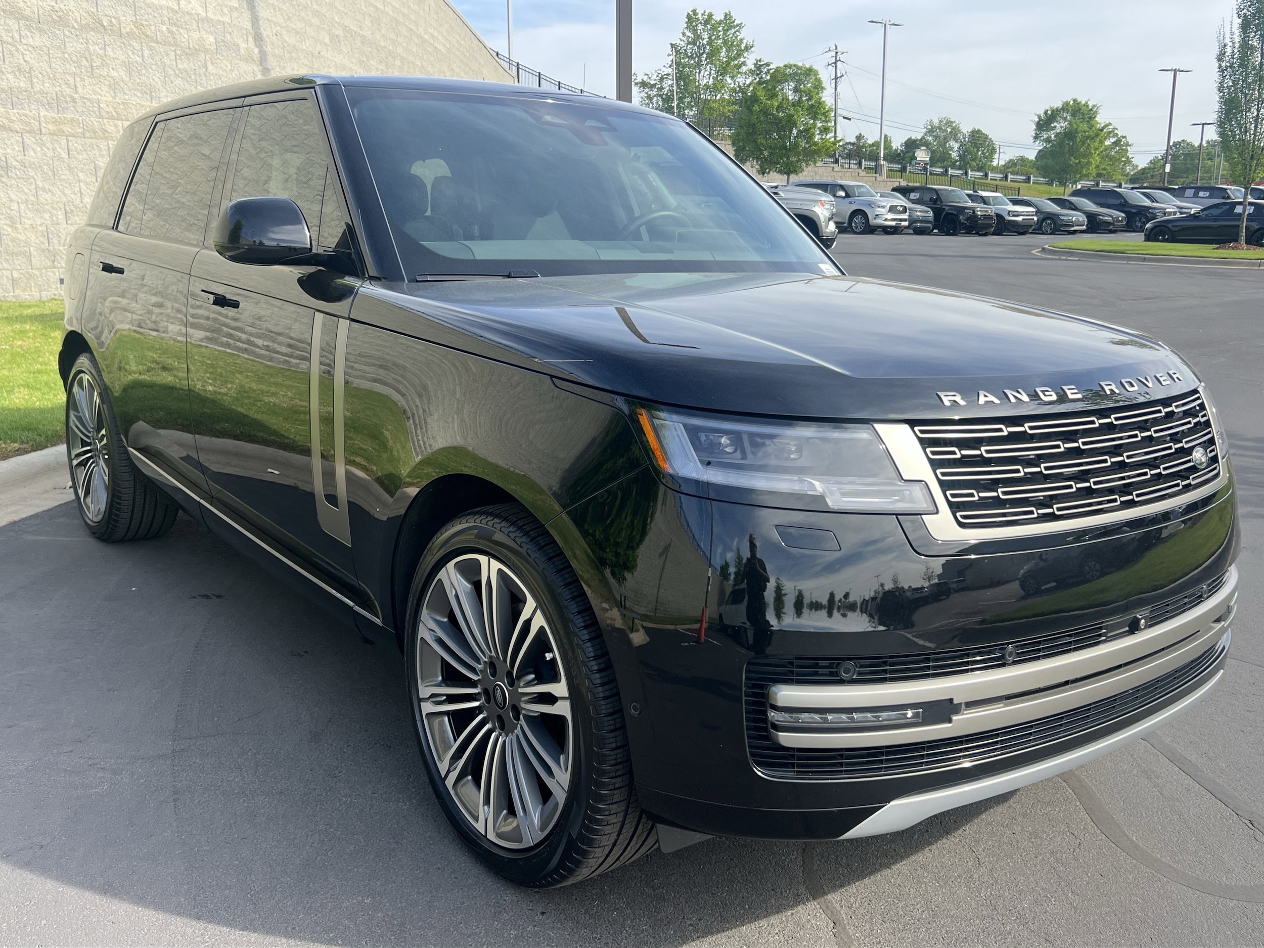 2024 Land Rover Range Rover SE photo 3