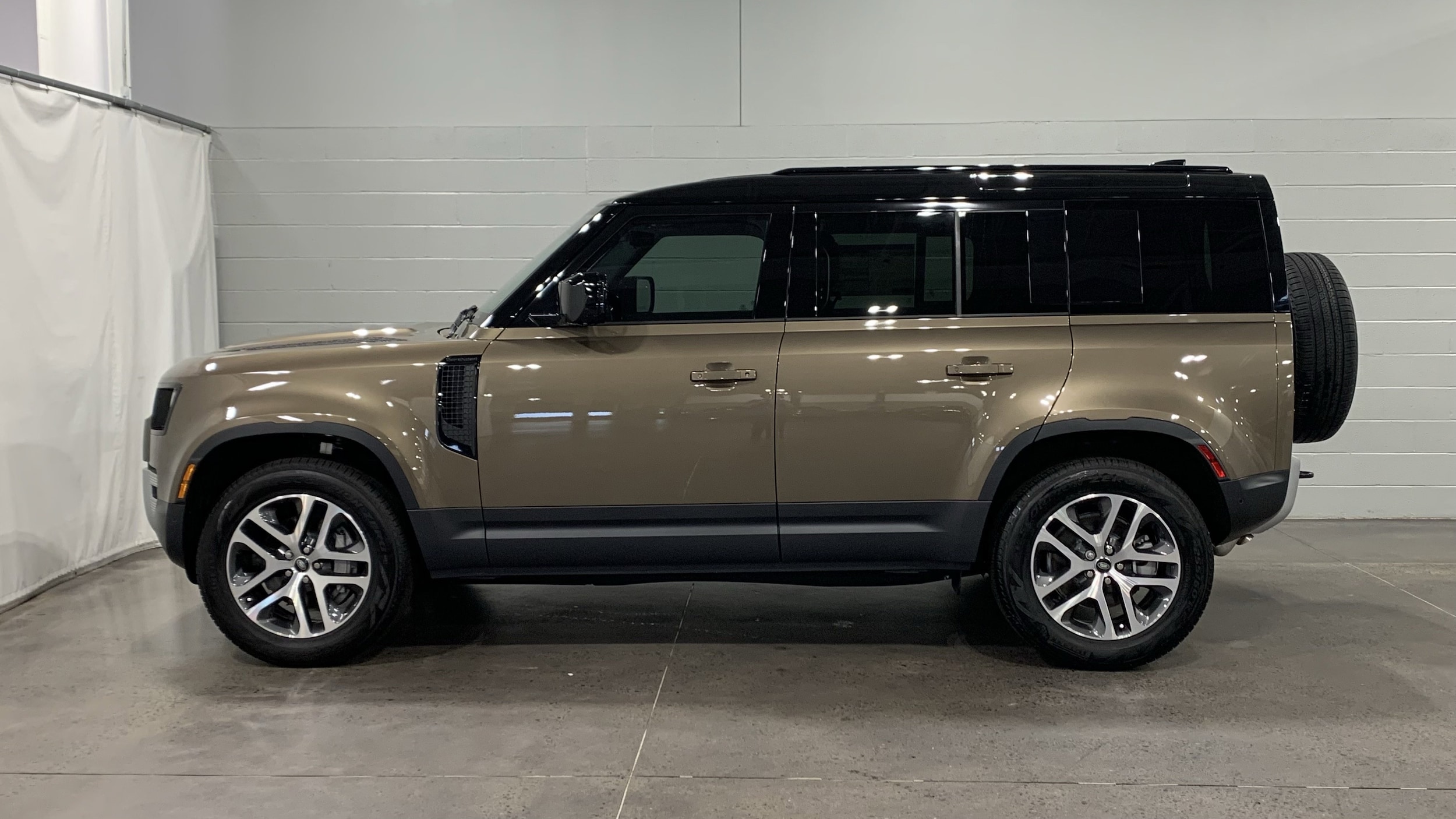 2025 Land Rover Defender S photo 6