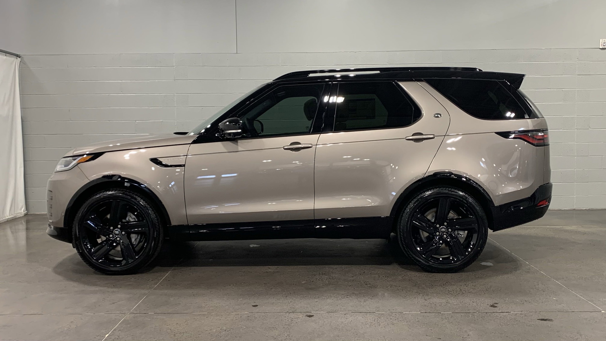 2025 Land Rover Discovery Dynamic SE photo 6