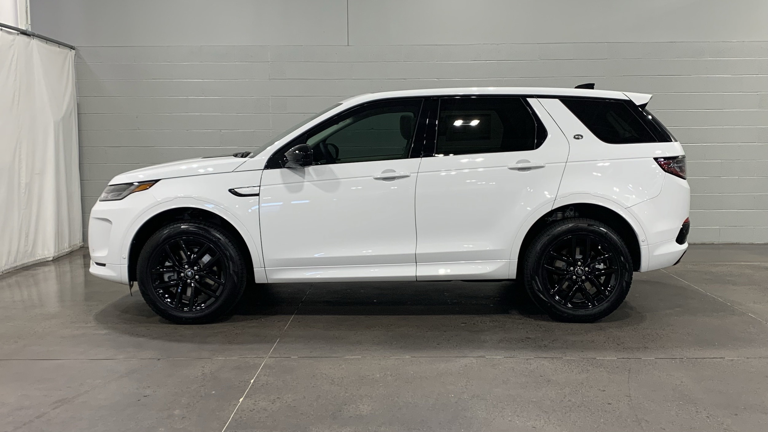 2025 Land Rover Discovery Sport S photo 6