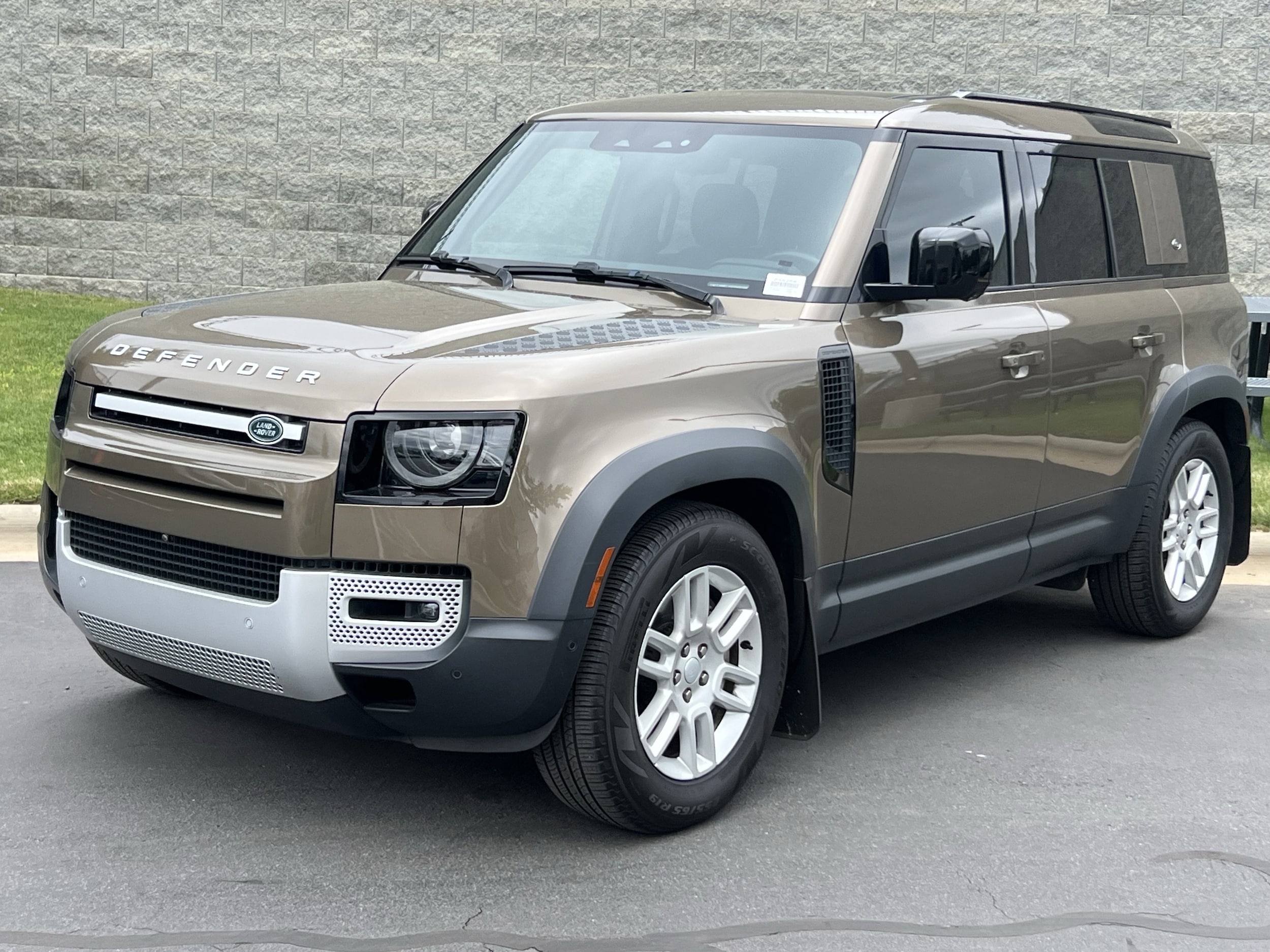 2023 Land Rover Defender SE's photo