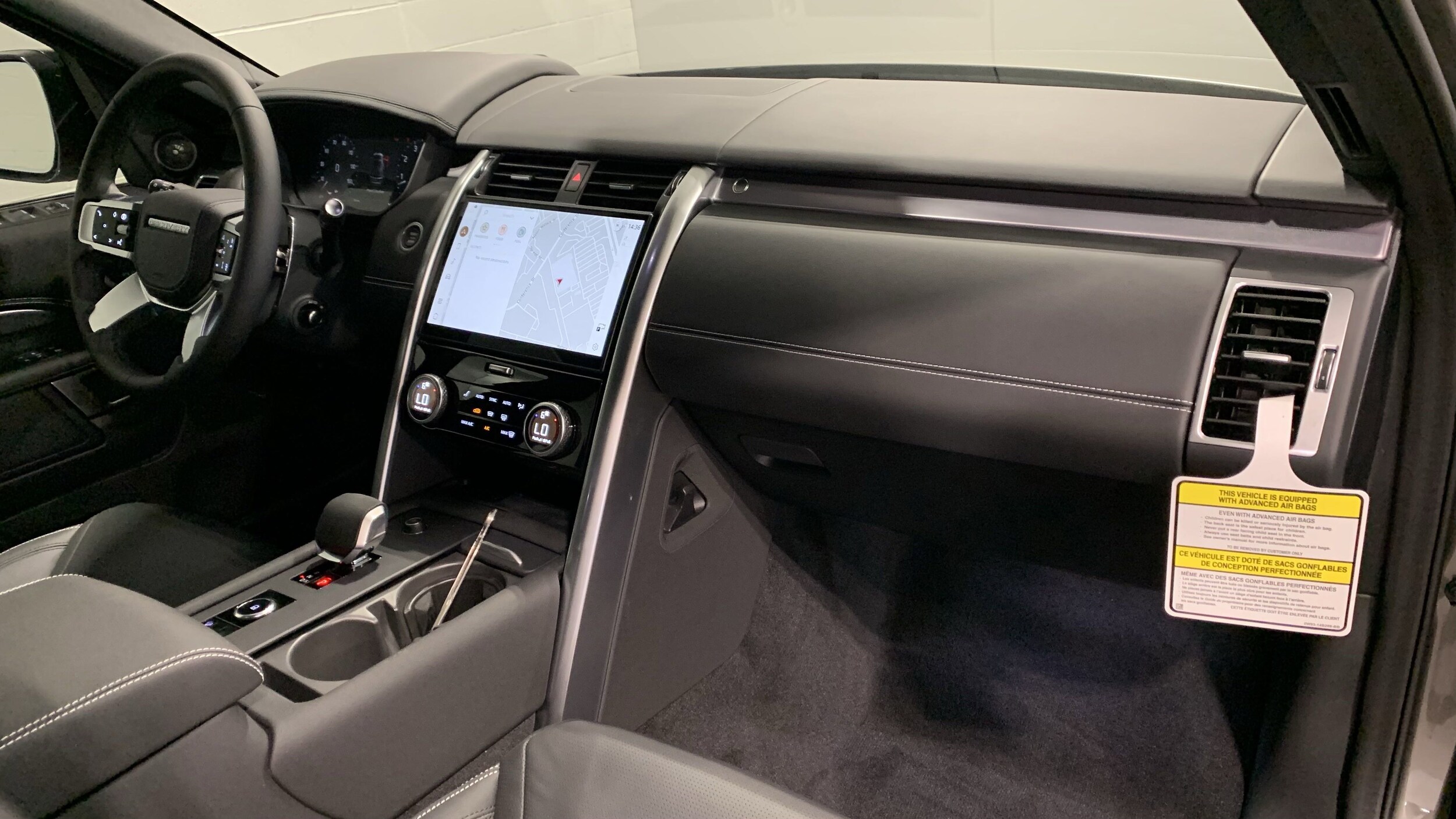 2025 Land Rover Discovery Metropolitan Edition photo 3