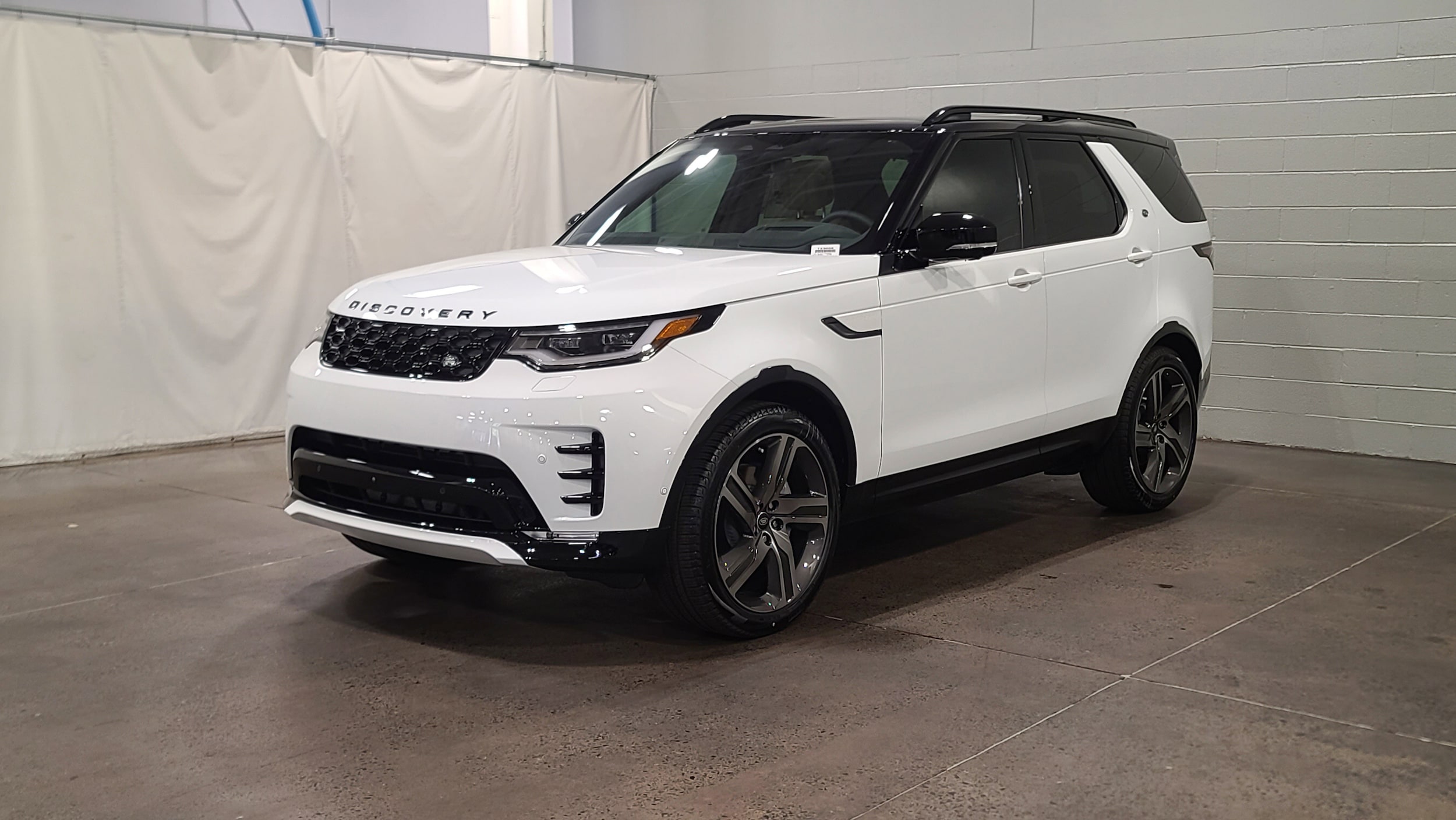 2026 Land Rover Discovery P300 Dynamic SE's photo